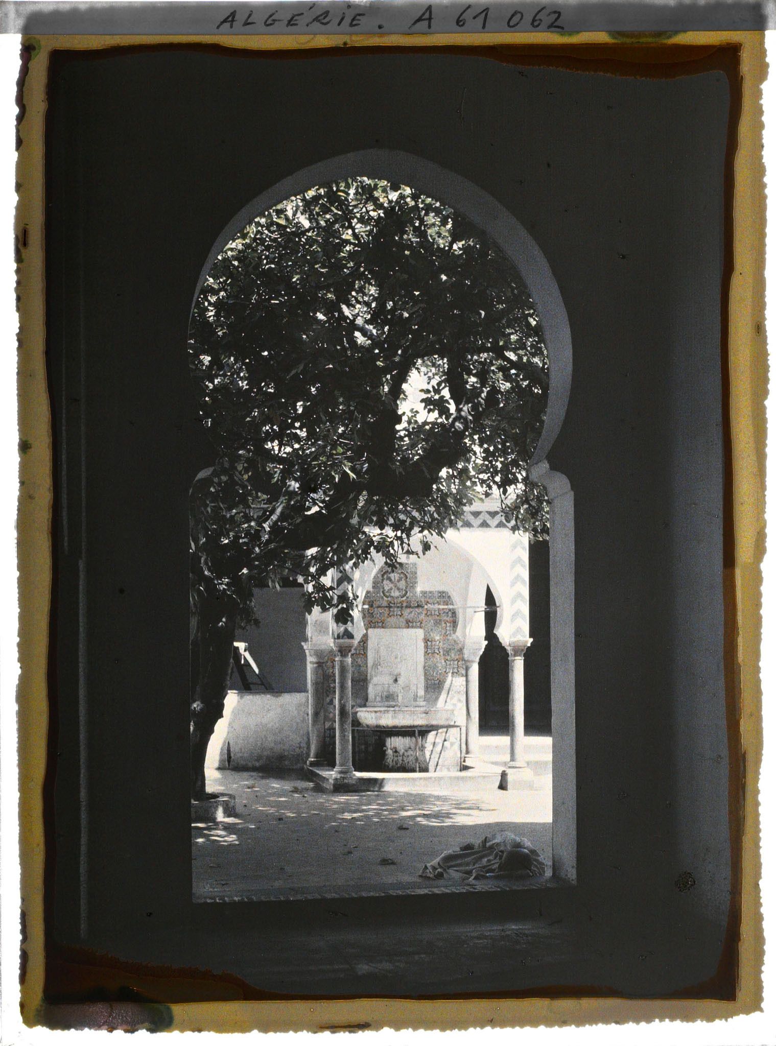 Image représentant La fontaine aux ablutions dans la cour de la grande mosquée