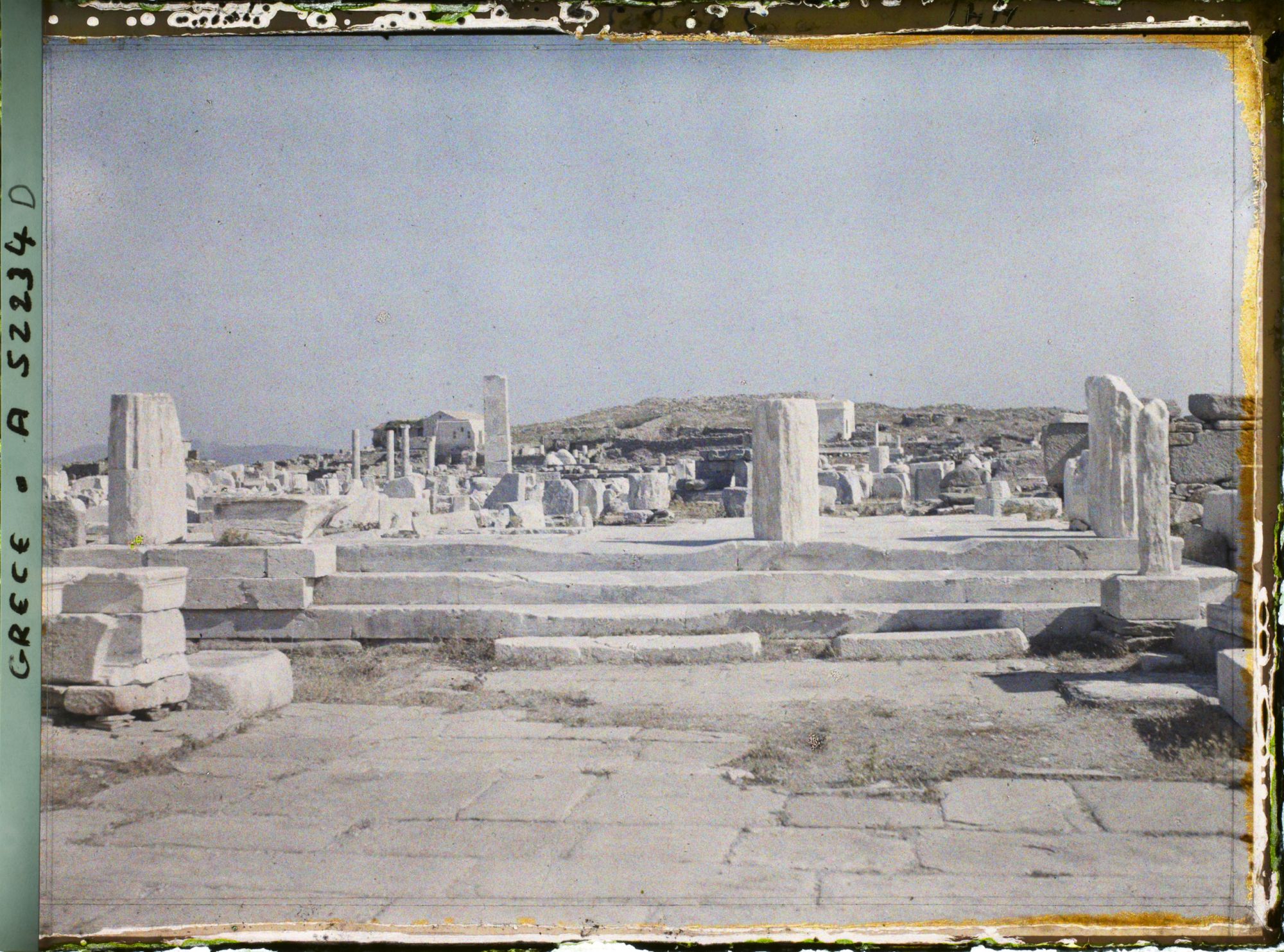 Image représentant Quartier du Hieron (sanctuaire) d'Apollon, l'avenue des Processions, les Propylées, entrée principale du Hieron (direction nord)