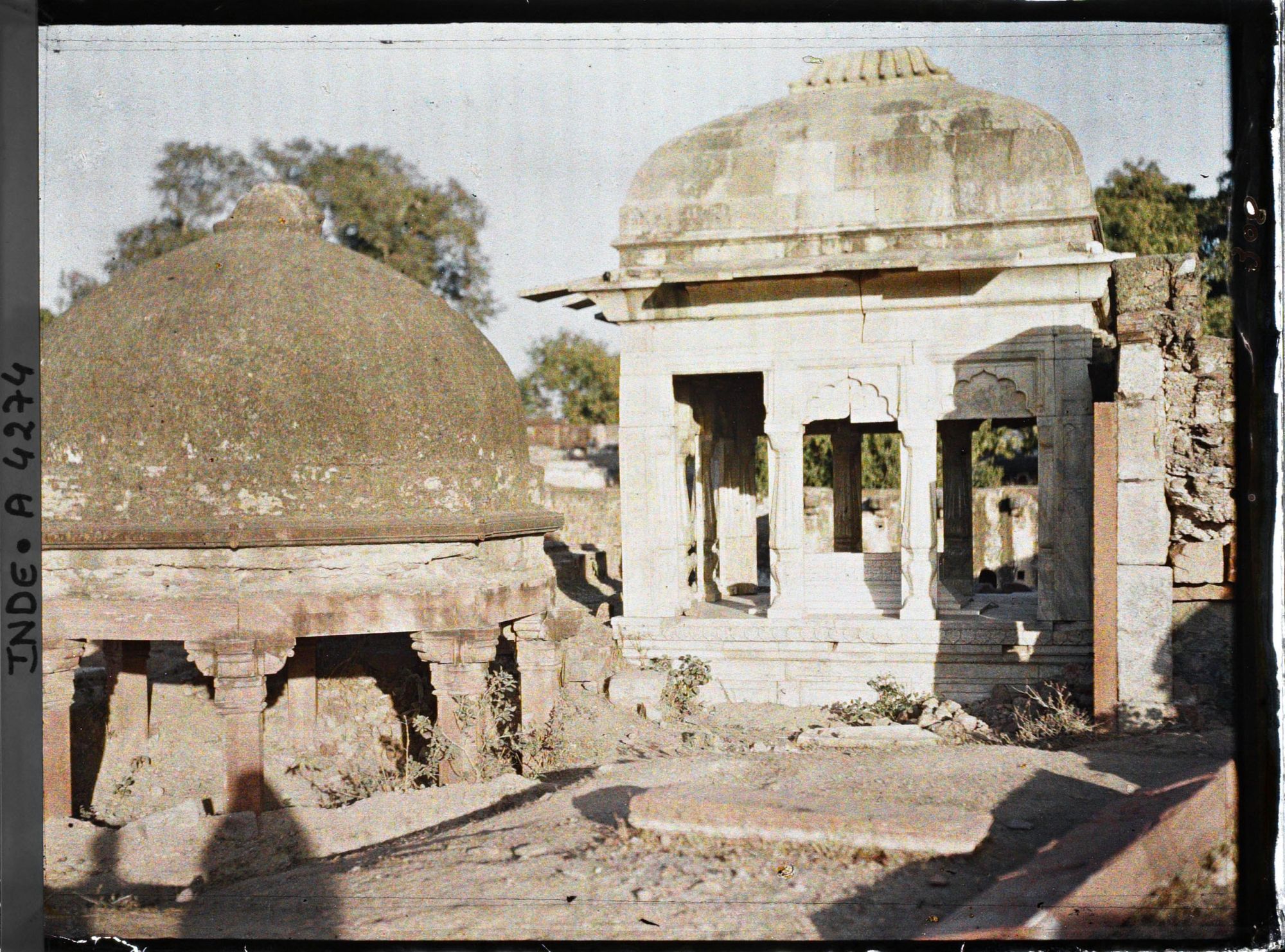 Image représentant Tombeaux non identifiés dans l'enceinte du dargâh de Nizamuddin