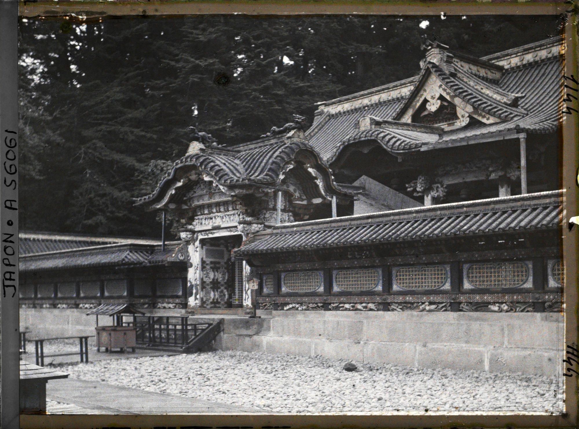 Image représentant Sanctuaire Tôshôgu (mausolée du shogun Tokugawa Ieyasu) : la Kara-mon (Porte Chinoise) ouvrant sur le Haiden (oratoire)