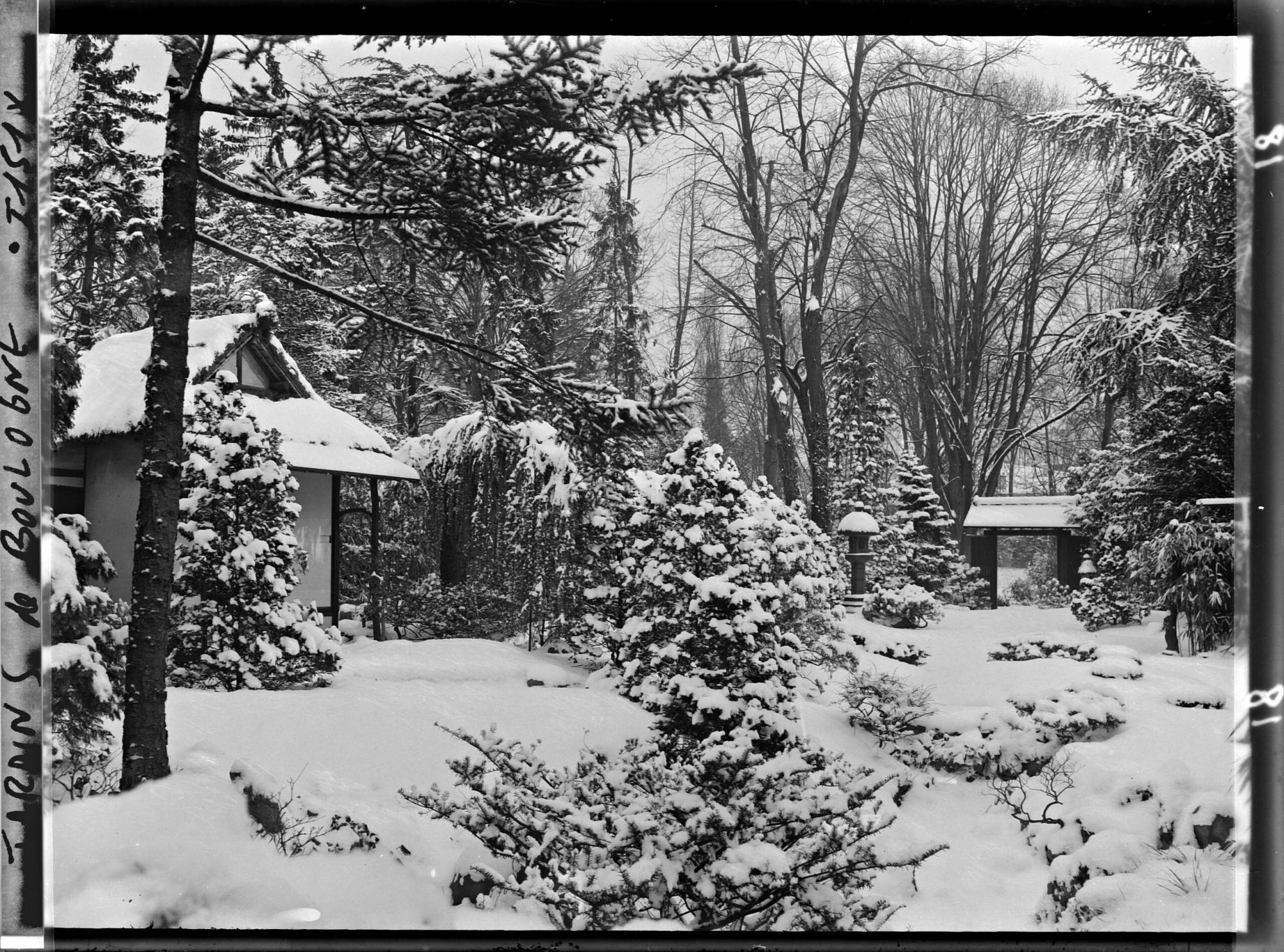 Image représentant Jardin et pavillon de thé du " village japonais " sous la neige, vus en direction du jardin anglais