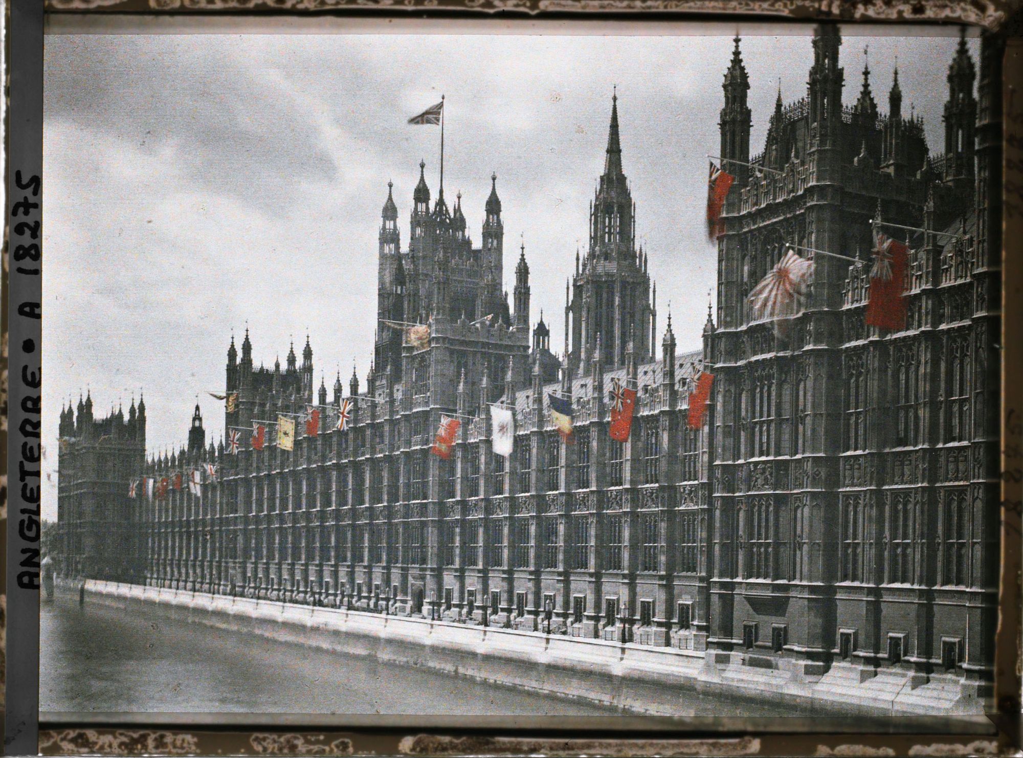 Image représentant Le parlement de Westminster au bord de la Tamise