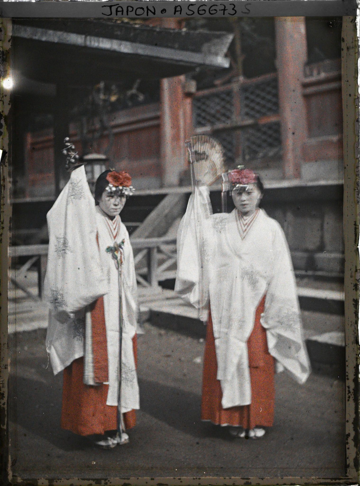 Image représentant Sanctuaire Kasuga-Wakamiya (Fukunokami), deux Kannagi ou Miko, danseuses sacrées