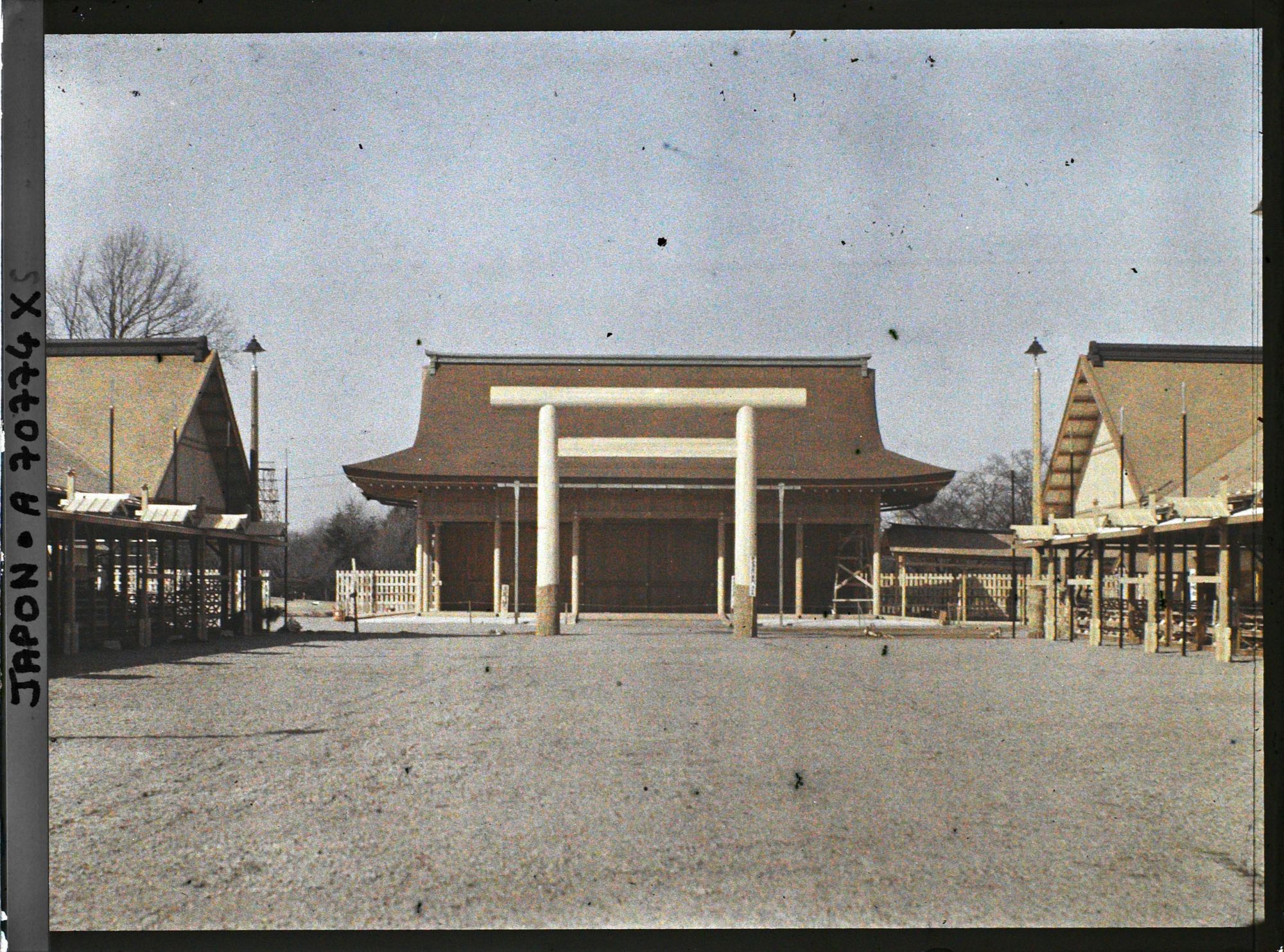 Image représentant Funérailles de l'Empereur Taisho-Tenno (Yoshihito), Shinjuku Gyoen (Parc Impérial de Shinjuku), sanctuaire contenant le char funèbre