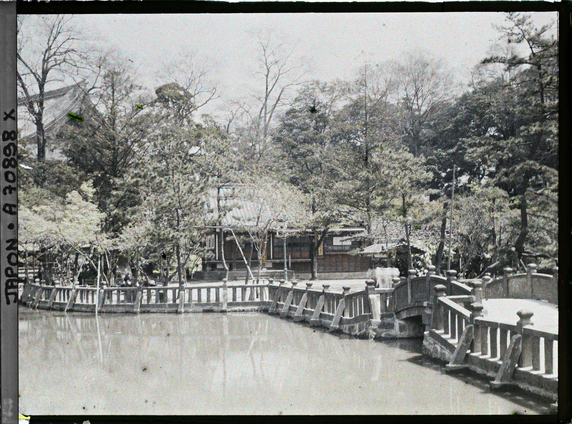 Image représentant Shiba-koen (parc de Shiba) : le sanctuaire shintô Benzaitei