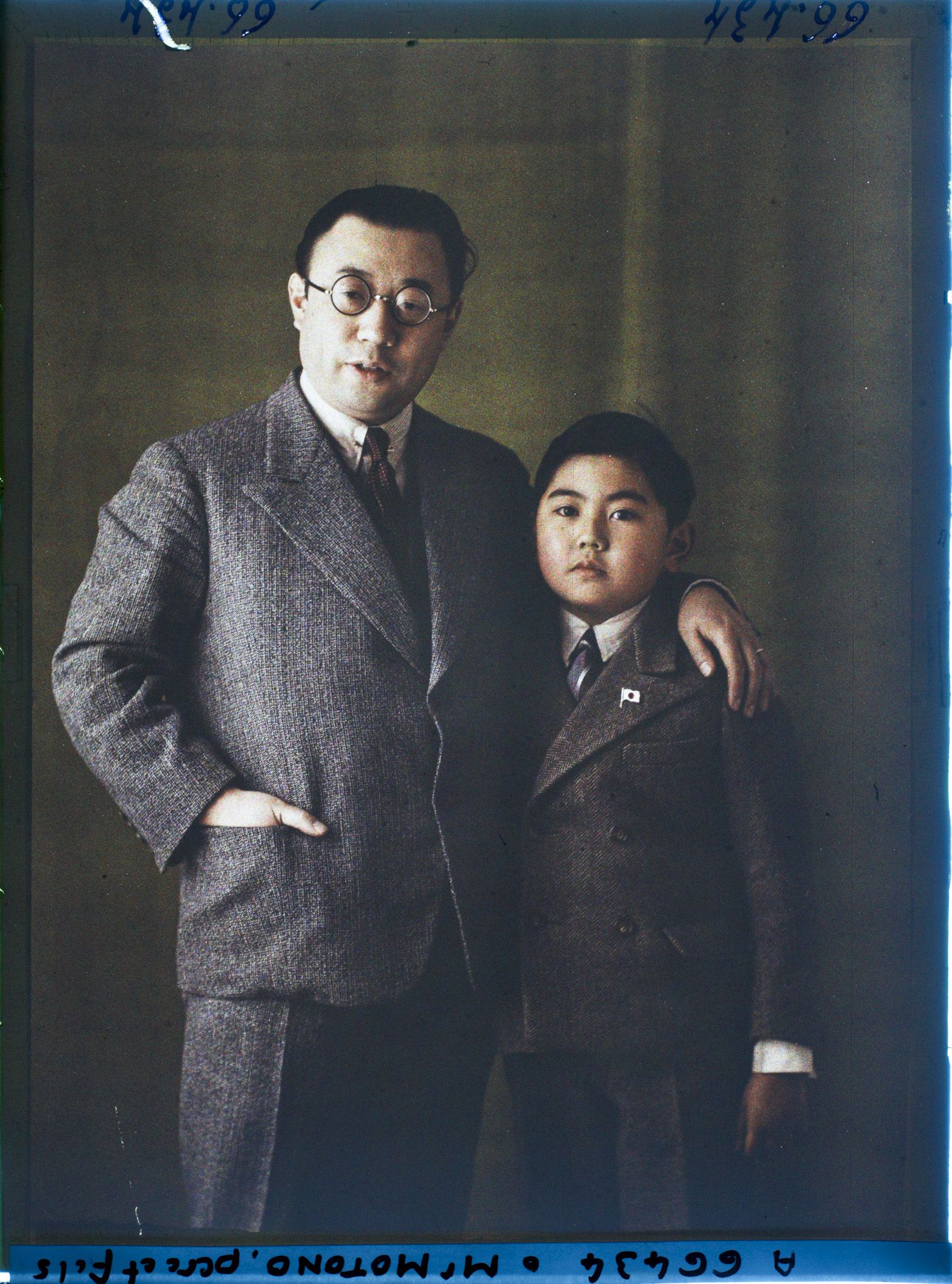 Image représentant Messieurs Jean  https://musee-albert-kahn.s-museum.fr/home/NWQ2OTAwYzNmYjZlZTk1ZWQwODJmMjY4L2dlbmVyaWMtbm90aWNlLXRhYi9hdXRob3JpdHkvNjE3YTc5ZjVjZjhiODk2OGIzMzM3ZDIx/5d6900c3fb6ee95ed082f268/generic-notice-tab/authority/617a79eacf8b8968b3336526 Motono et Xavier Motono