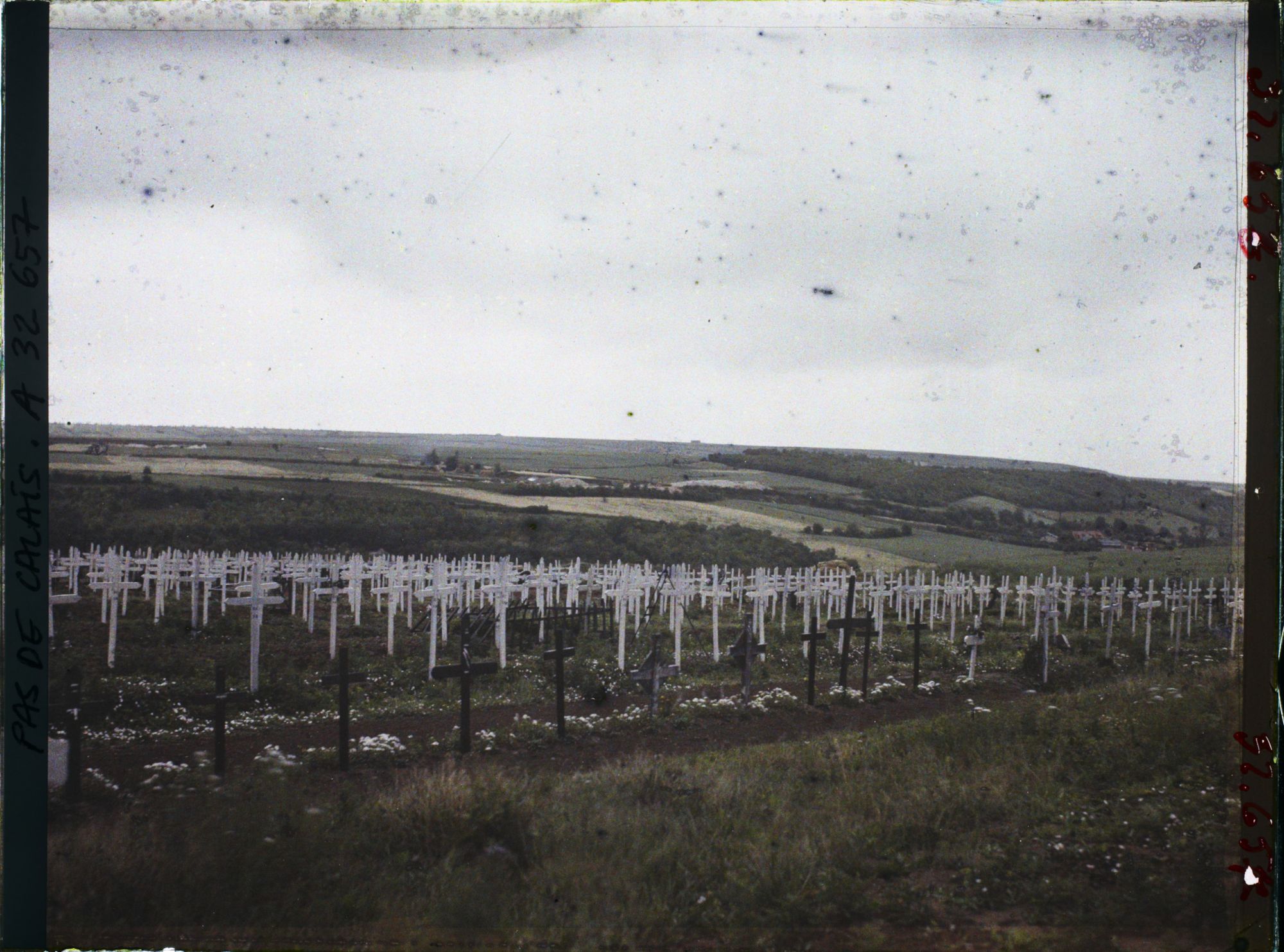 Image représentant France, Carency, Cimetière de Carency ; à l'horizon le bois de Carency