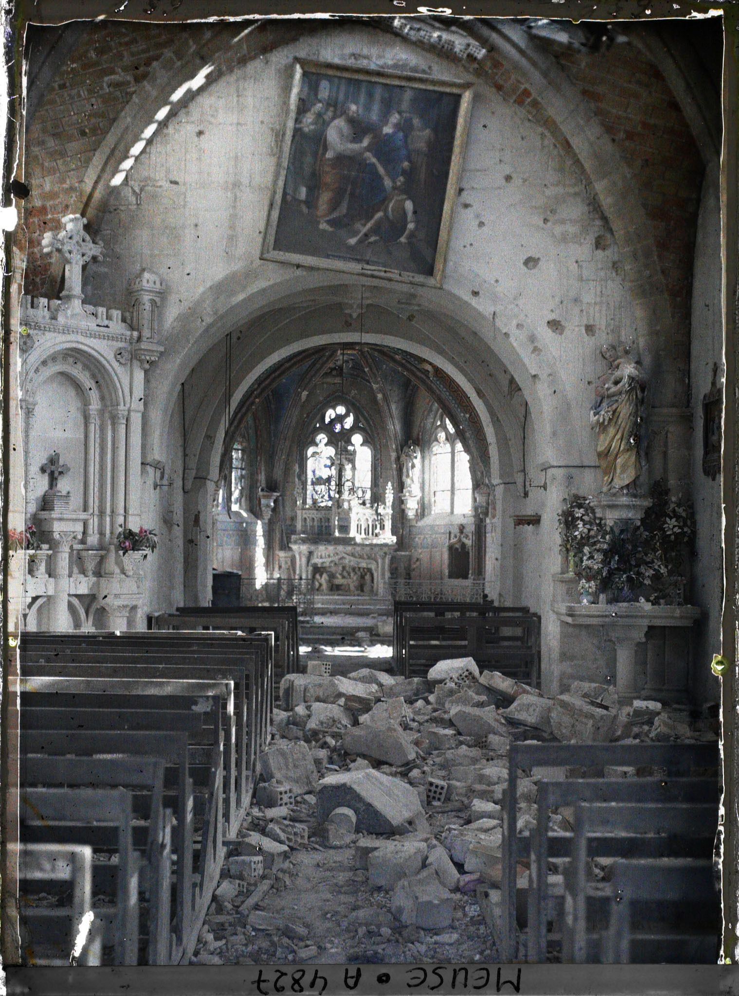 Image représentant L'intérieur de l'église