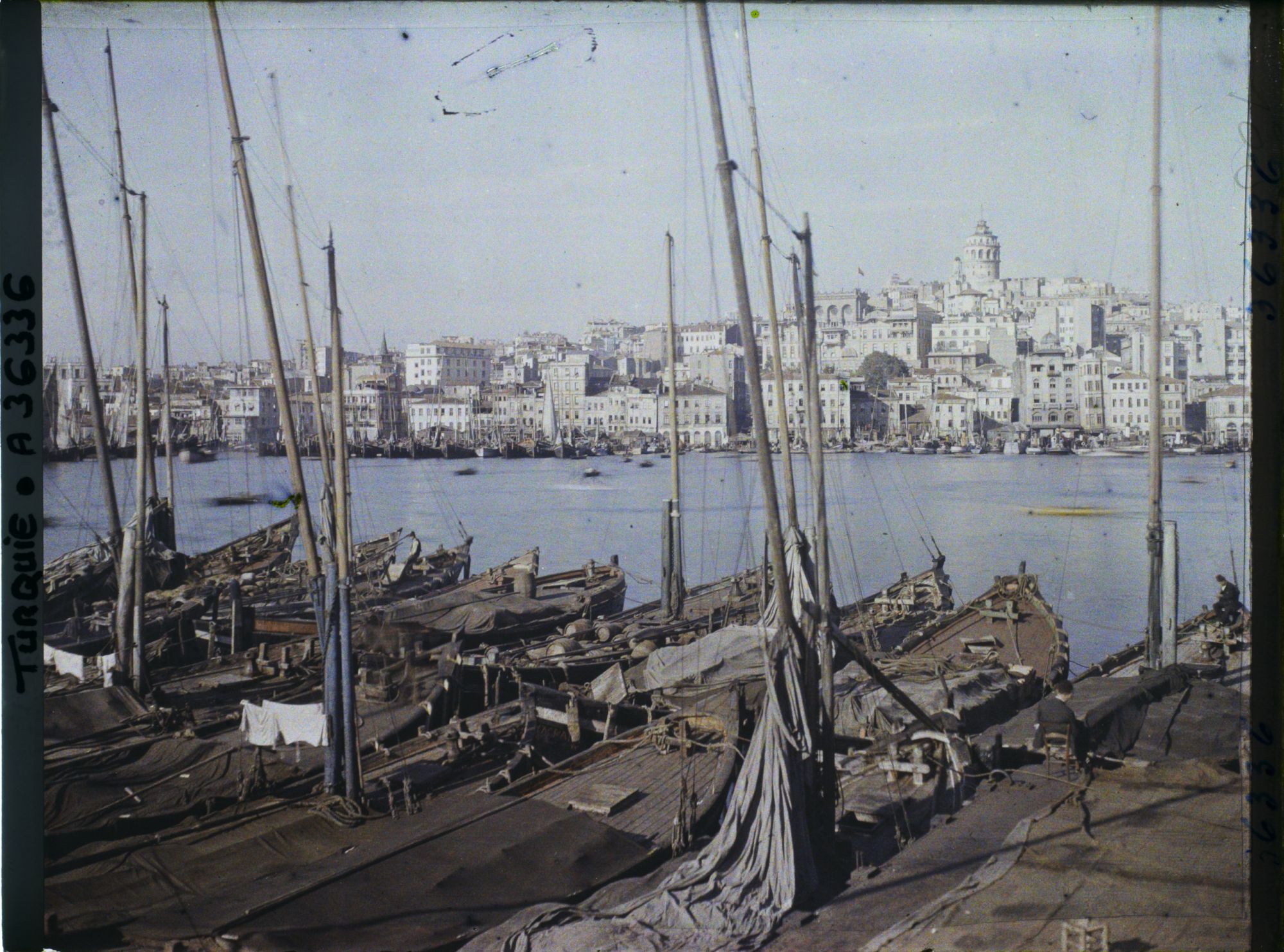 Image représentant Bateaux au port de la Corne d'Or. A l'arrière plan, le quartier de Galata avec la tour de Galata ;