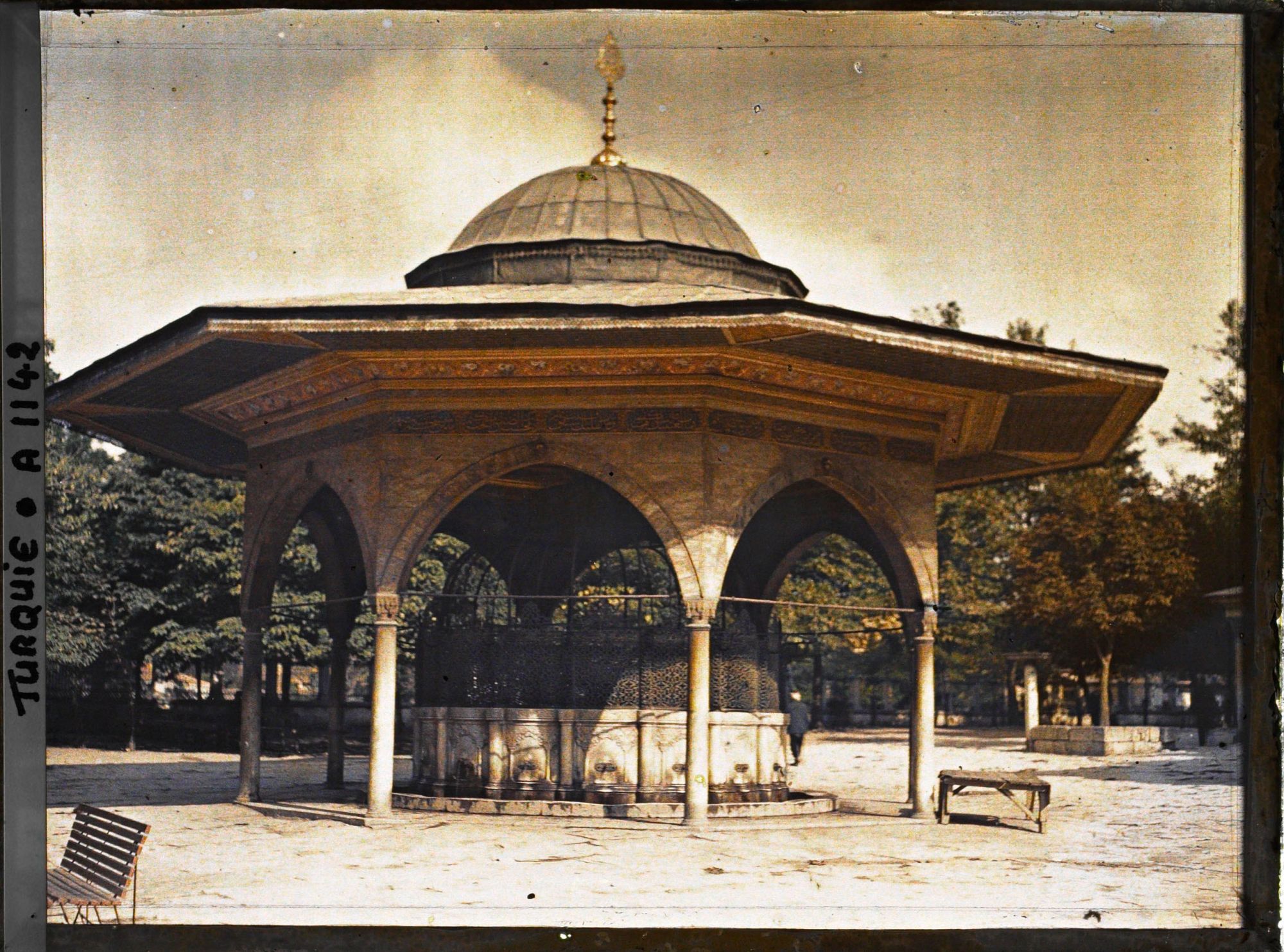 Image représentant Fontaine aux ablutions de la Aya Sophia Camii ("mosquée Sainte-Sophie")
