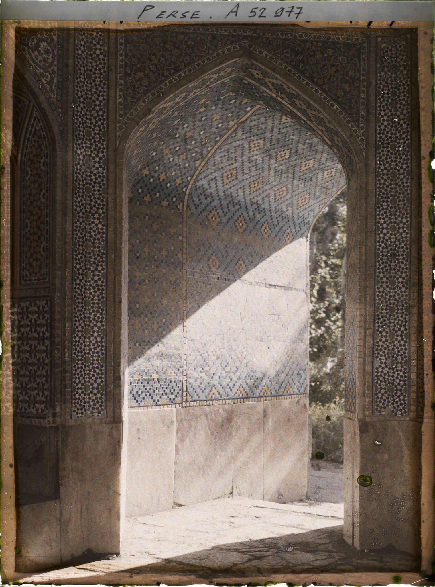 Image représentant La Madreseh Mader-i-Chah, école coranique dite "de la mère du Chah" (1714), couloir d'entrée