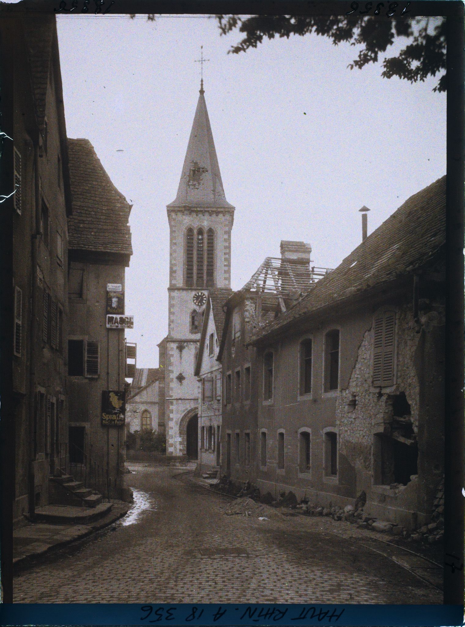Image représentant France, Munster, Une rue de Münster, au fond l'Eglise Catholique