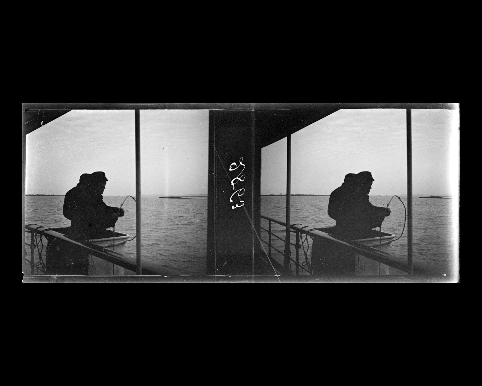 Image représentant Un marin chinois procède à une opération de sondage à l'aide d'un filin à noeuds sur le Yangzijiang ("fleuve Bleu")