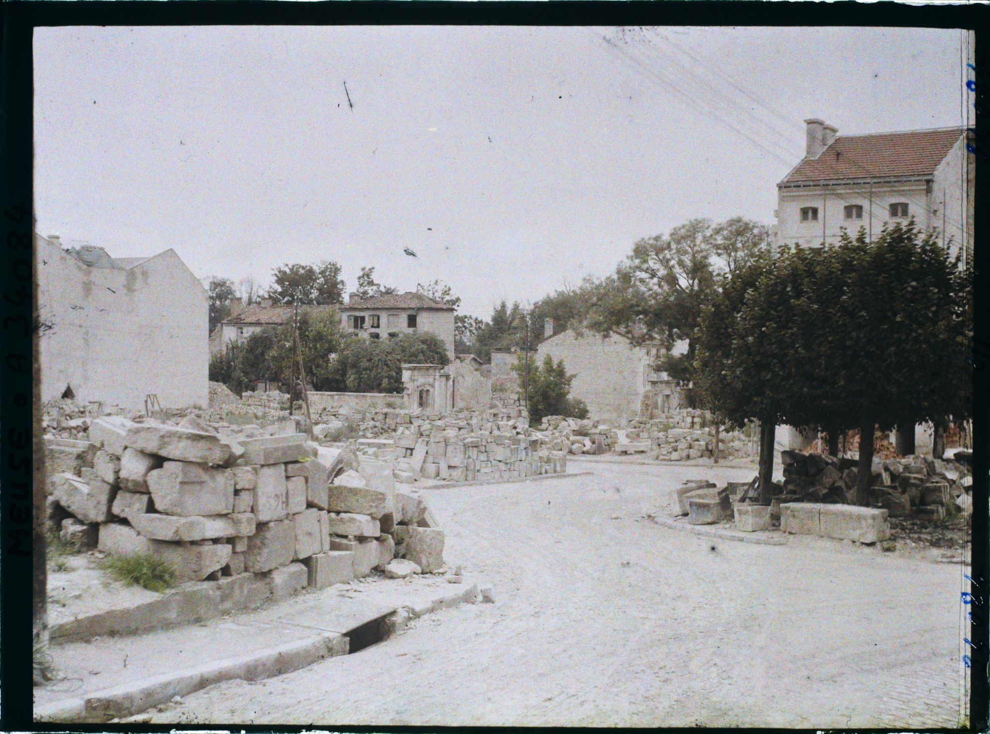Image représentant France, Verdun, La Place d'Armes, vue de la rue de la Belle Vierge