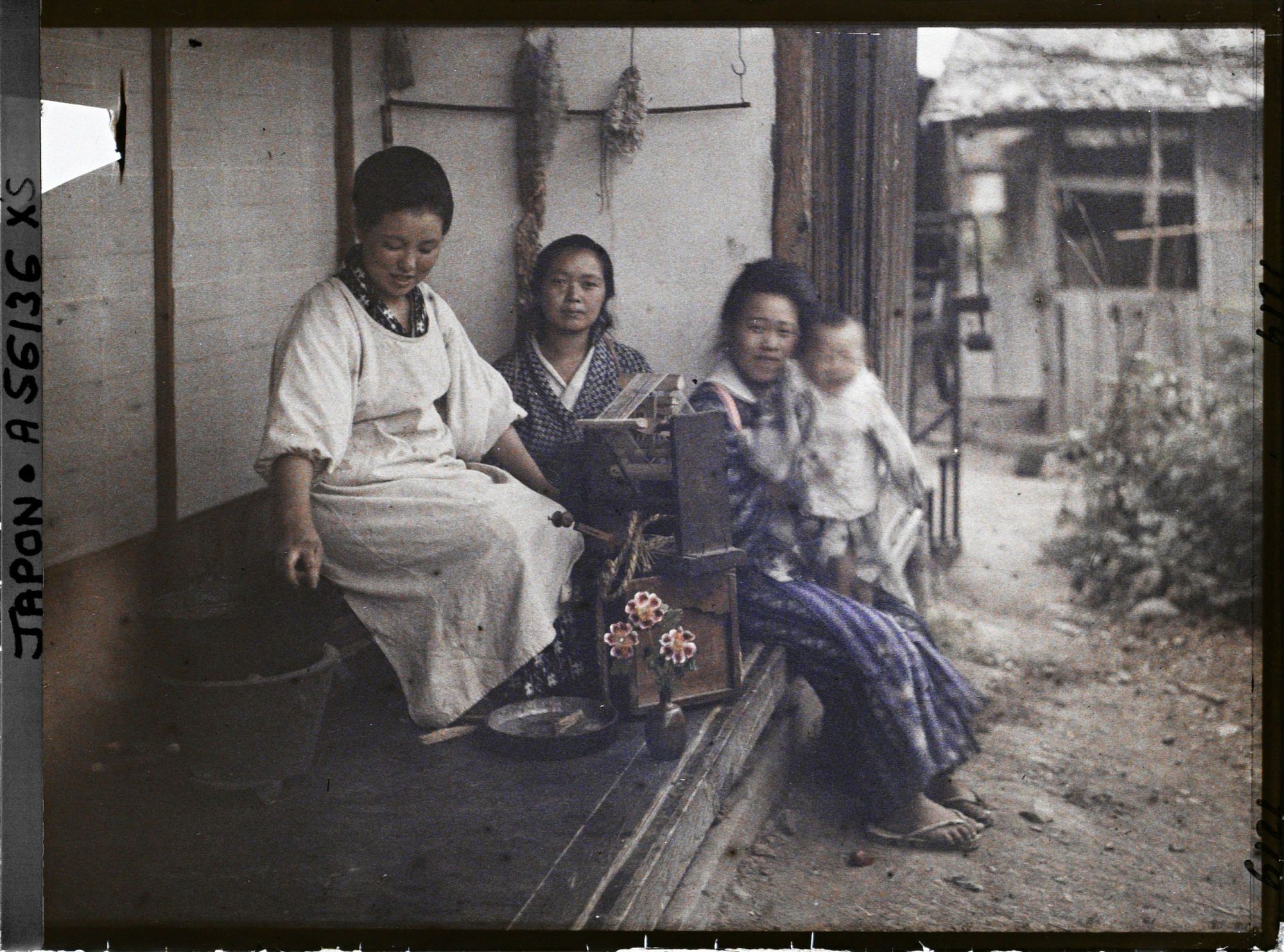 Image représentant Dévidage des cocons de soie au petit dévidoir