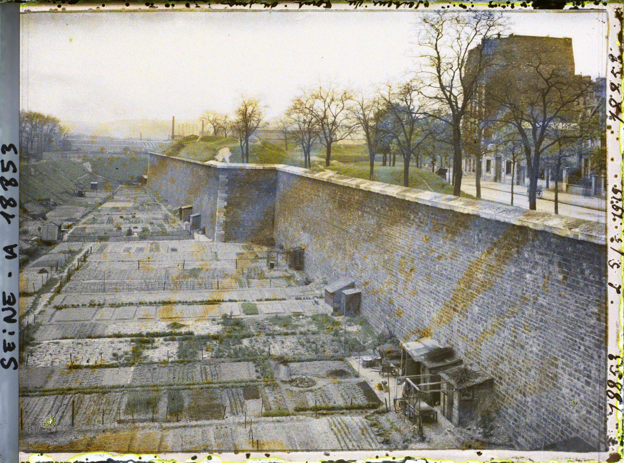 Image représentant Les jardins ouvriers aux pieds des fortifications, près de la porte du Point-du-Jour