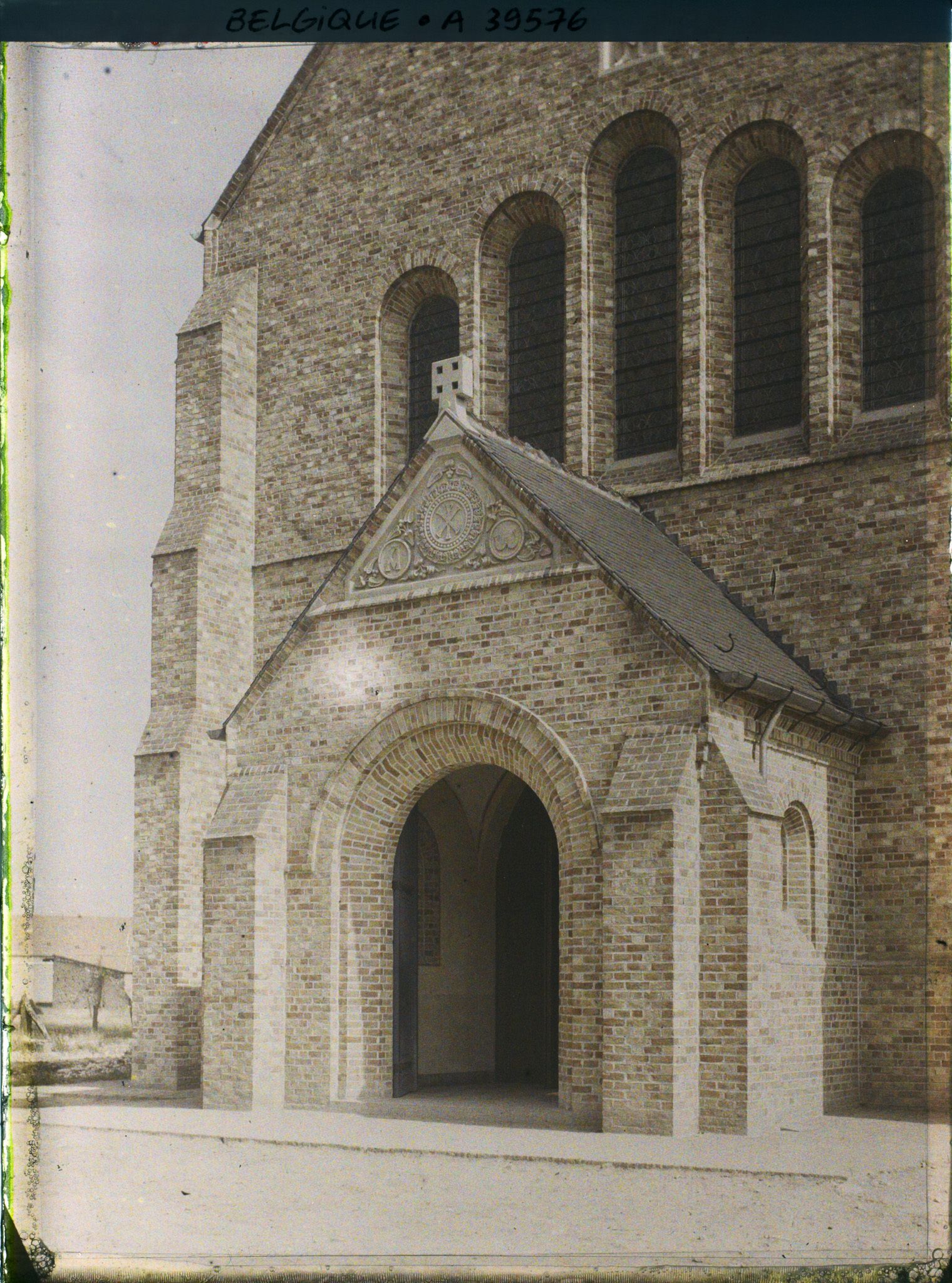 Image représentant Belgique, Houthulst, Entrée de la nouvelle Eglise