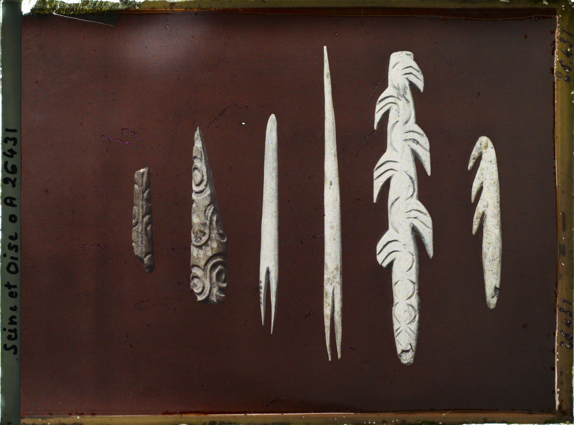 Image représentant France, St Germain-en-Laye, Musée : (Arudy) spirale (pointe gravée) 47081 autre spirale, 47119 Gourdon, pointe de flèche à base fondue 48405; pointe de flèche a base fondue Gourdon, Harpon à dble rang de barbelures 48172. autre à 1 rang 49162 pointe de flèche à base fondue 46670