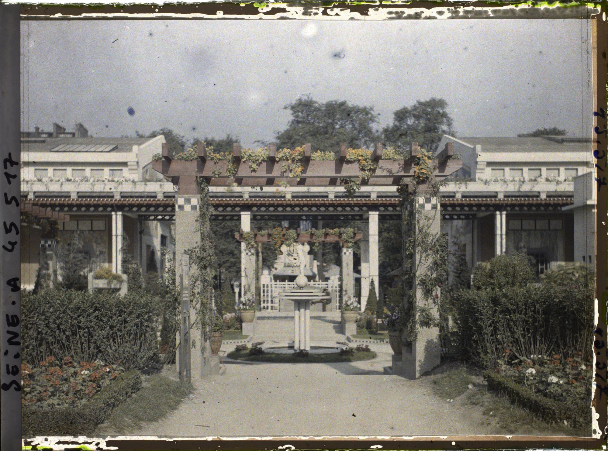 Image représentant L'Exposition des arts décoratifs, Jardin de Vacherot et Riousse sur l'esplanade des Invalides, entre le Pavillon de Mulhouse et Hôtel du Collectionneur