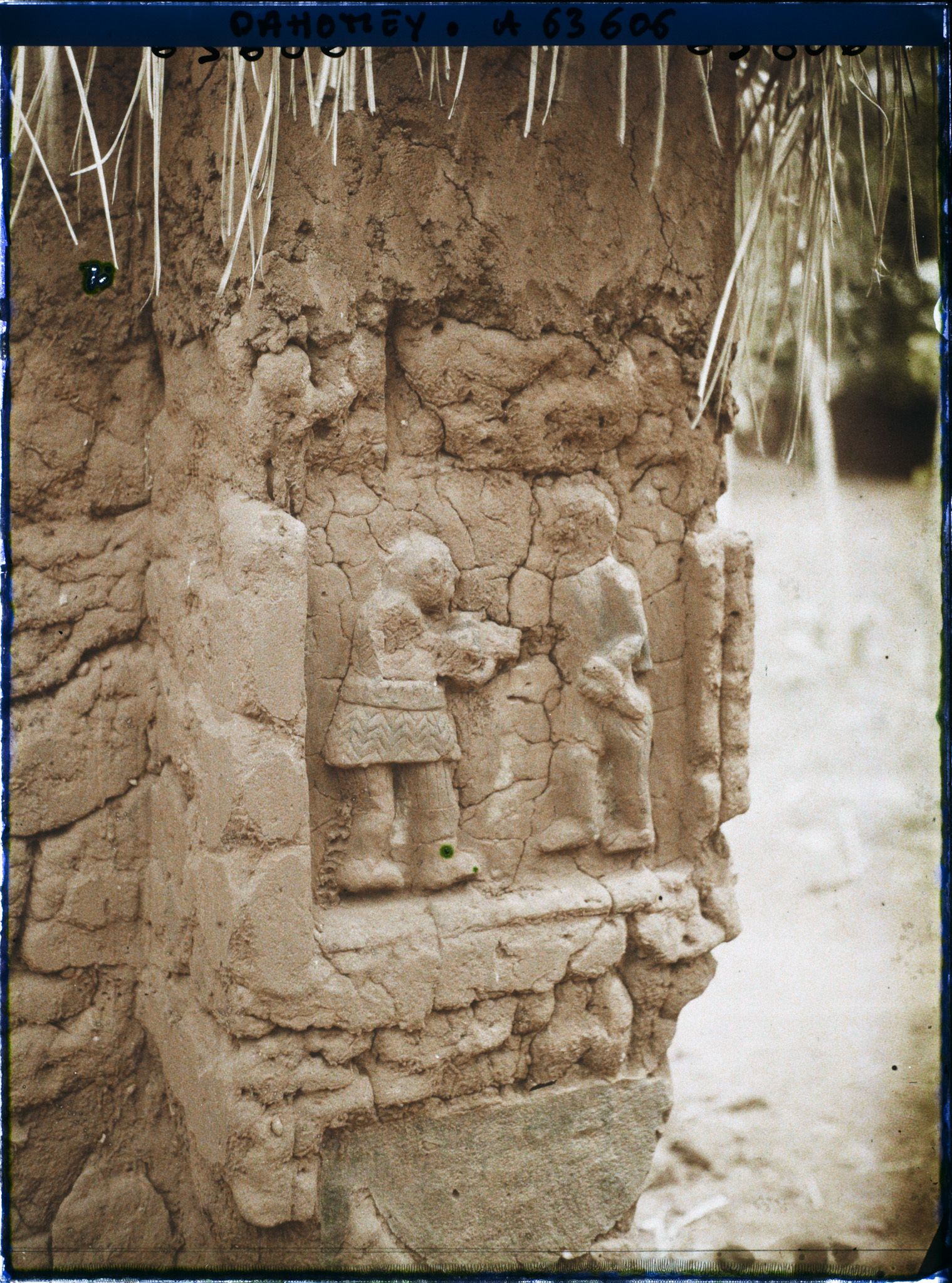 Image représentant Bas-relief d'une résidence du quartier de Gbécon-Hounli, non loin du palais princier de Guézo, motif d'amazone armée tuant un guerrier ennemi