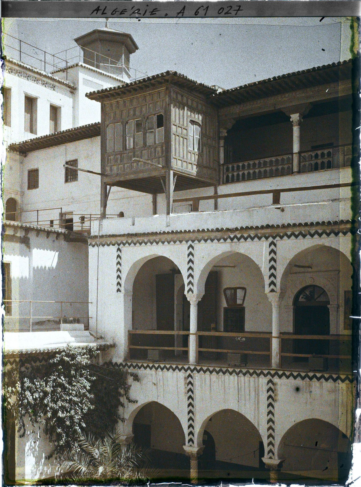 Image représentant La cour du palais des deys à la Casbah, avec le pavillon de bois dit "du coup d'éventail" en haut à gauche