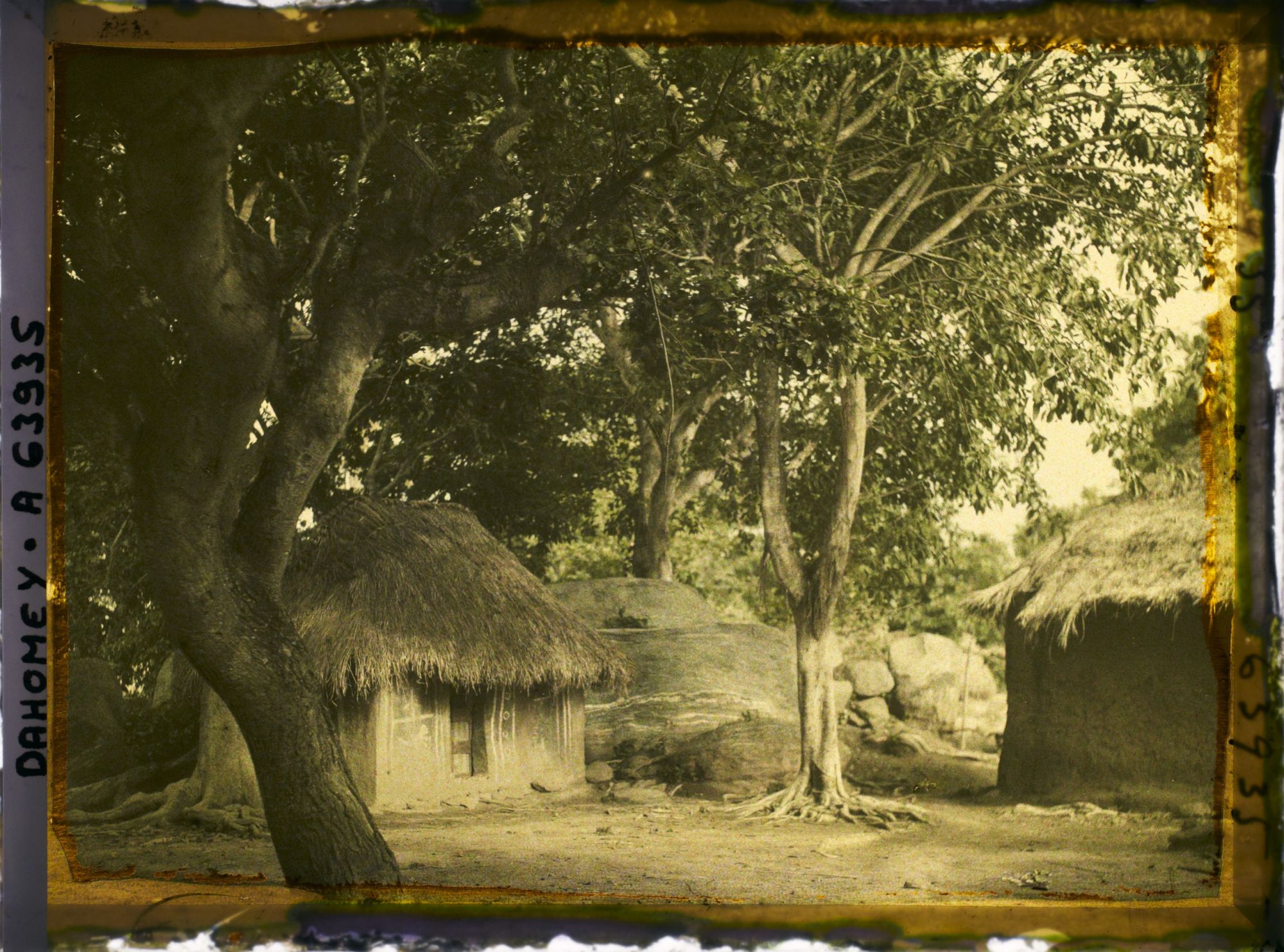 Image représentant Case de fétiche sur la place du village de Kétou (?)