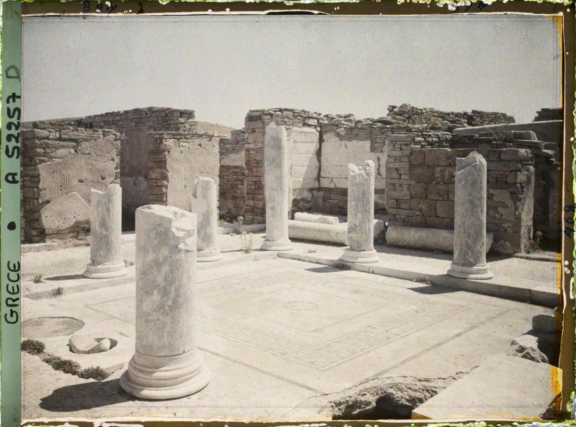 Image représentant Cour de la Maison du Lac