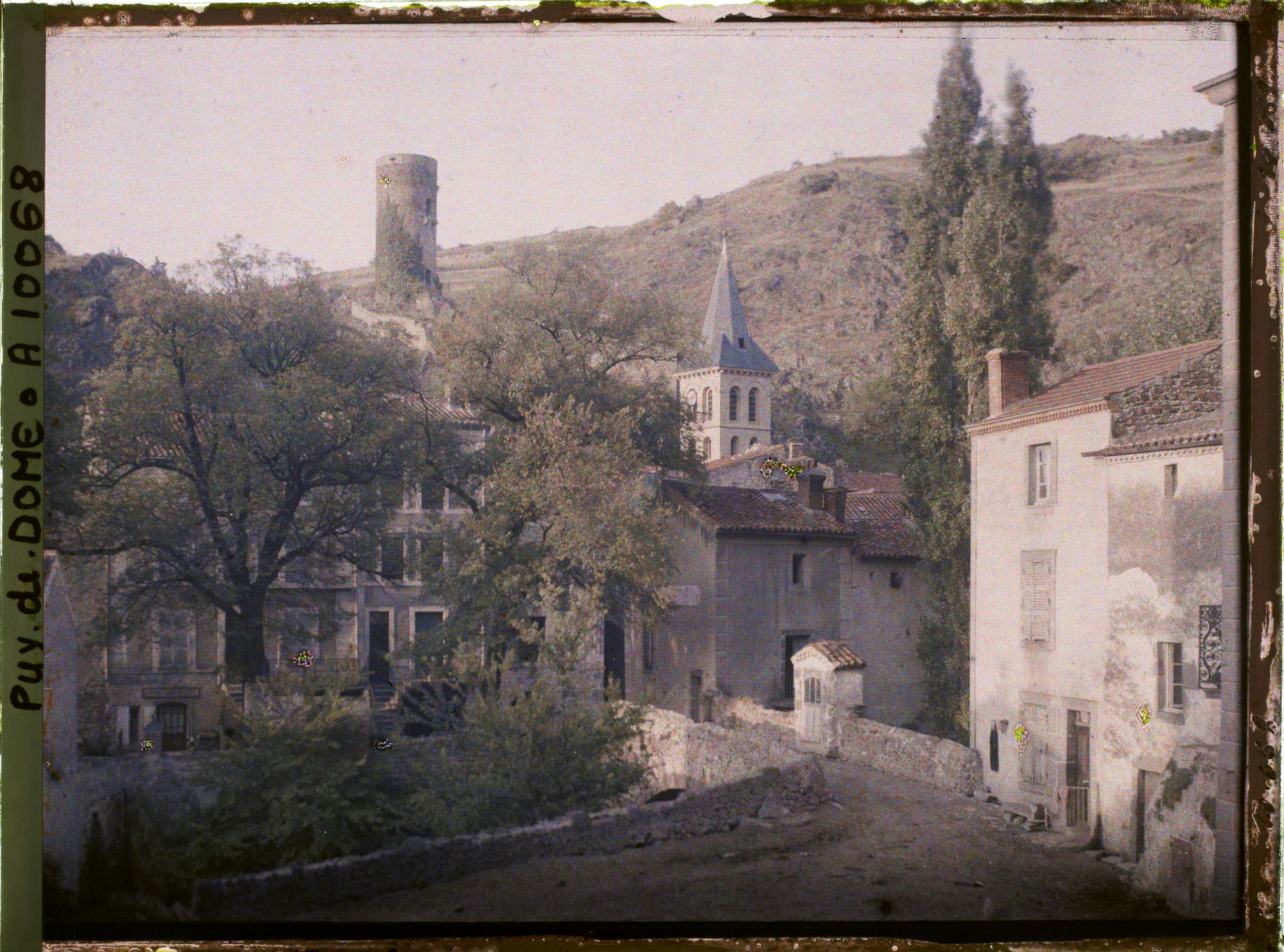 Image représentant France, St Floret, La place du Pont