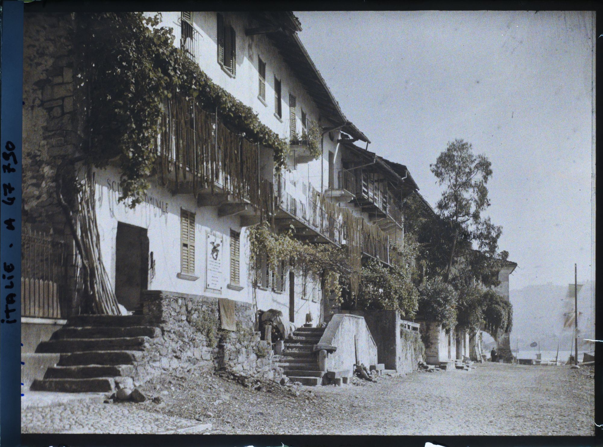 Image représentant Ecole et habitations sur l'île des Pêcheurs (isola dei Pescatori)