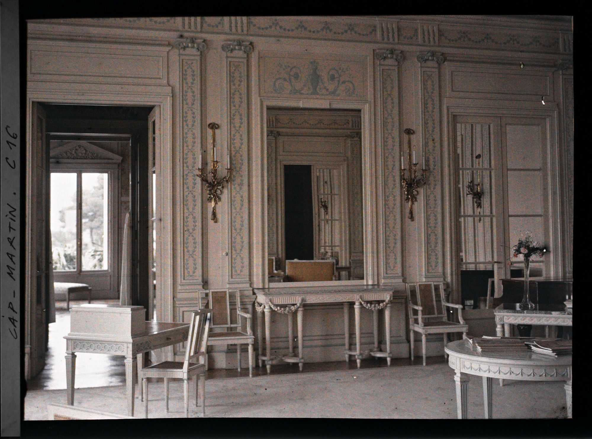 Image représentant Partie ouest du salon d'honneur de la villa Kahn, dite villa Zamir, avec secrétaire et piano