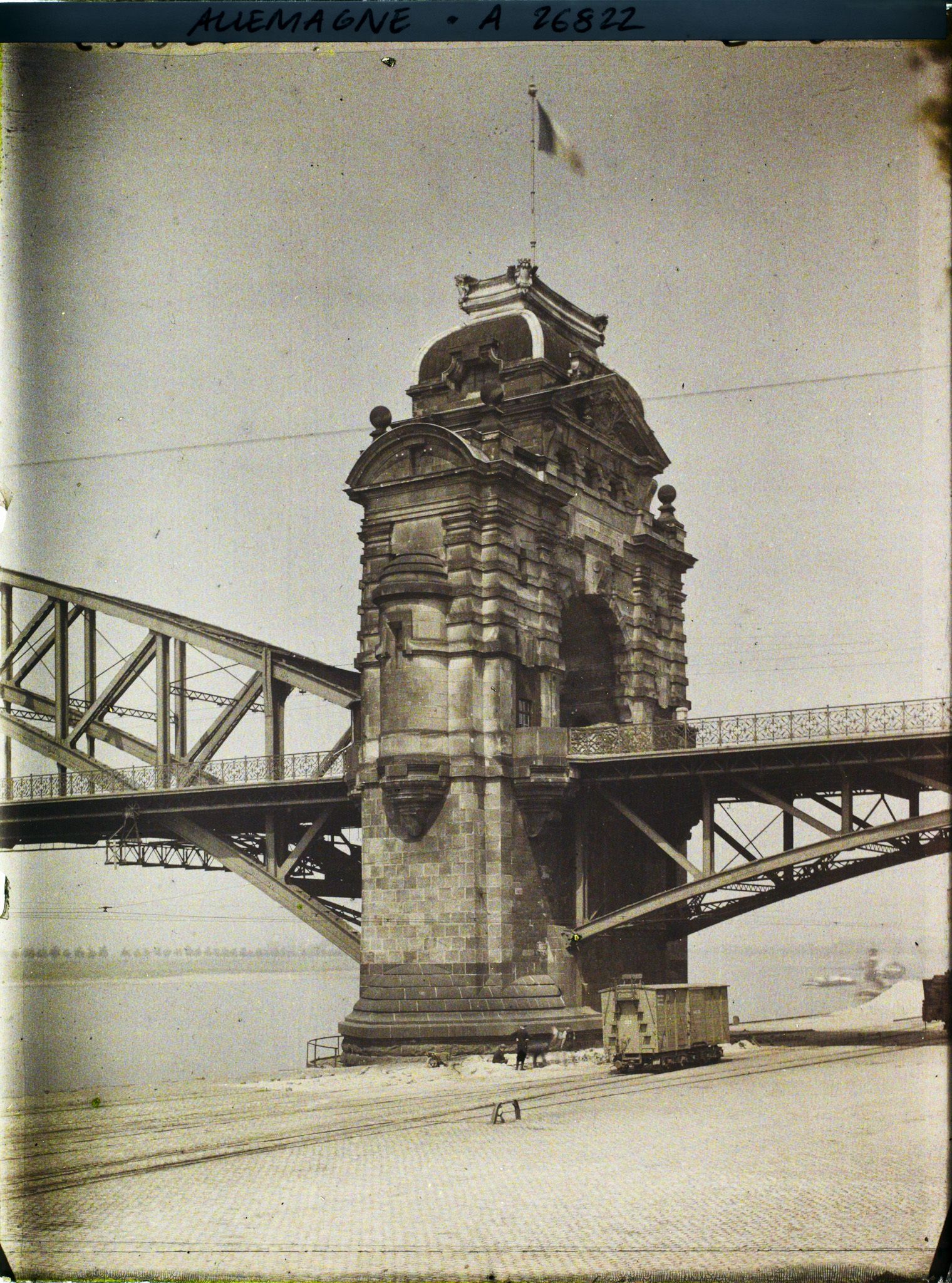 Image représentant Allemagne, Düsseldorf, Occupation Française Pilier du Pont s/ le Rhin coté Düsseldorf