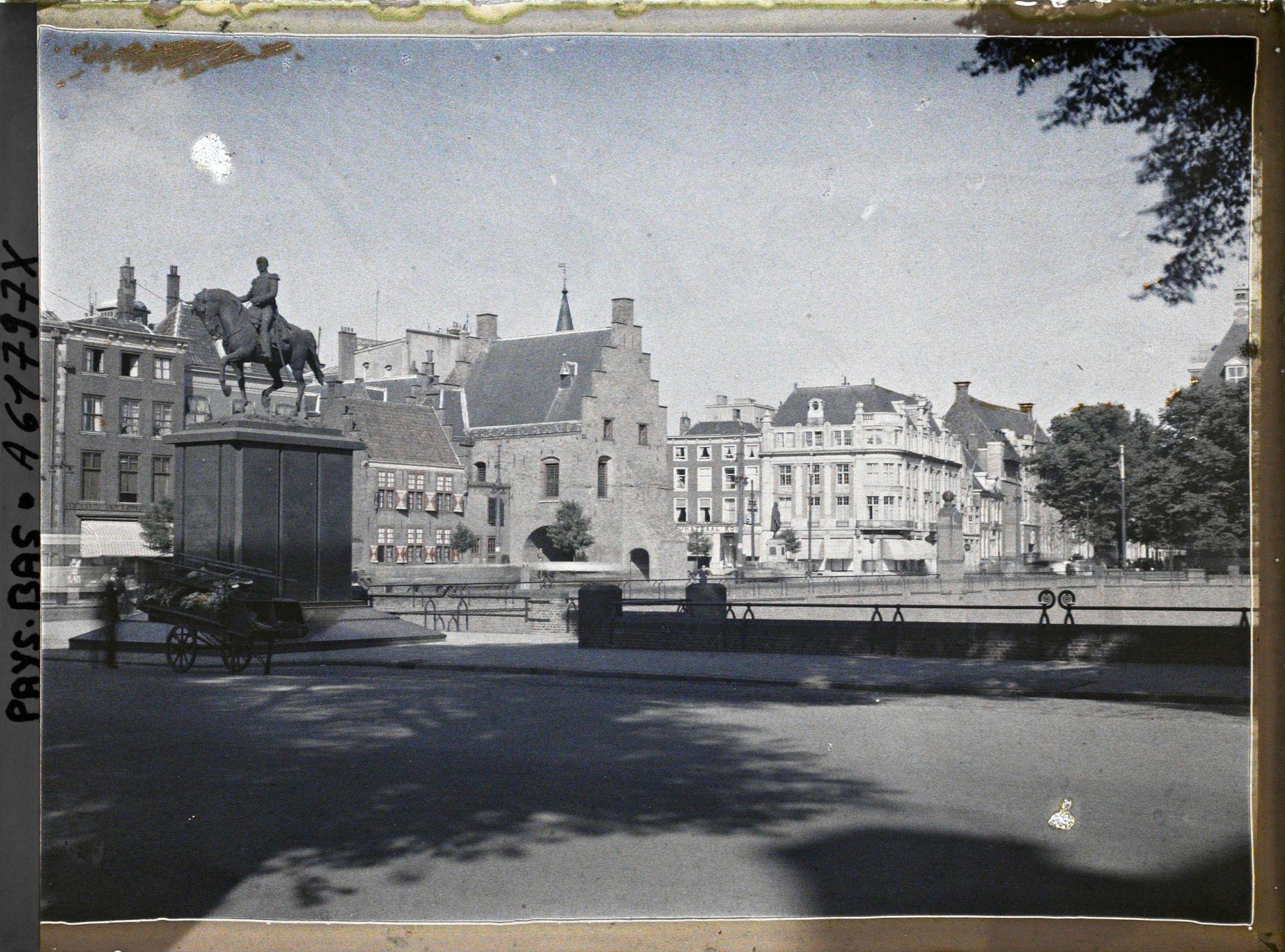 Image représentant Le Plein ou Leidseplein, avec la statue de Guillaume le Taciturne à gauche
