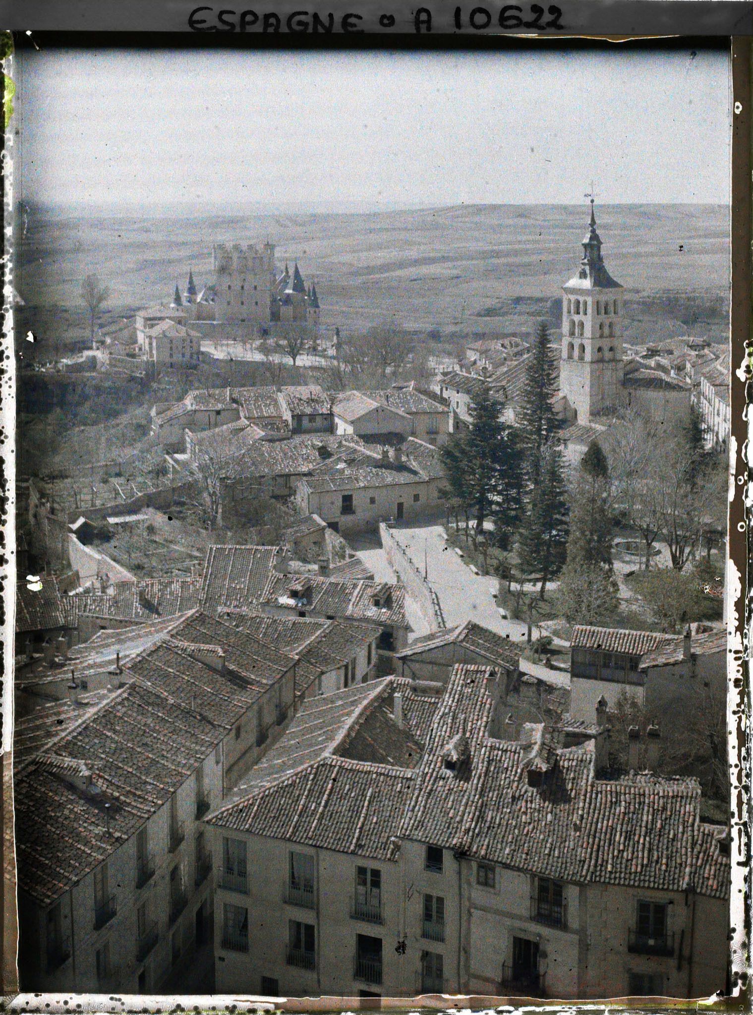 Image représentant Espagne, Ségovie, Vue prise de la Tour de la Cathédrale à l'Ouest avec l'Alcazar : à dr. Tour de la Merced