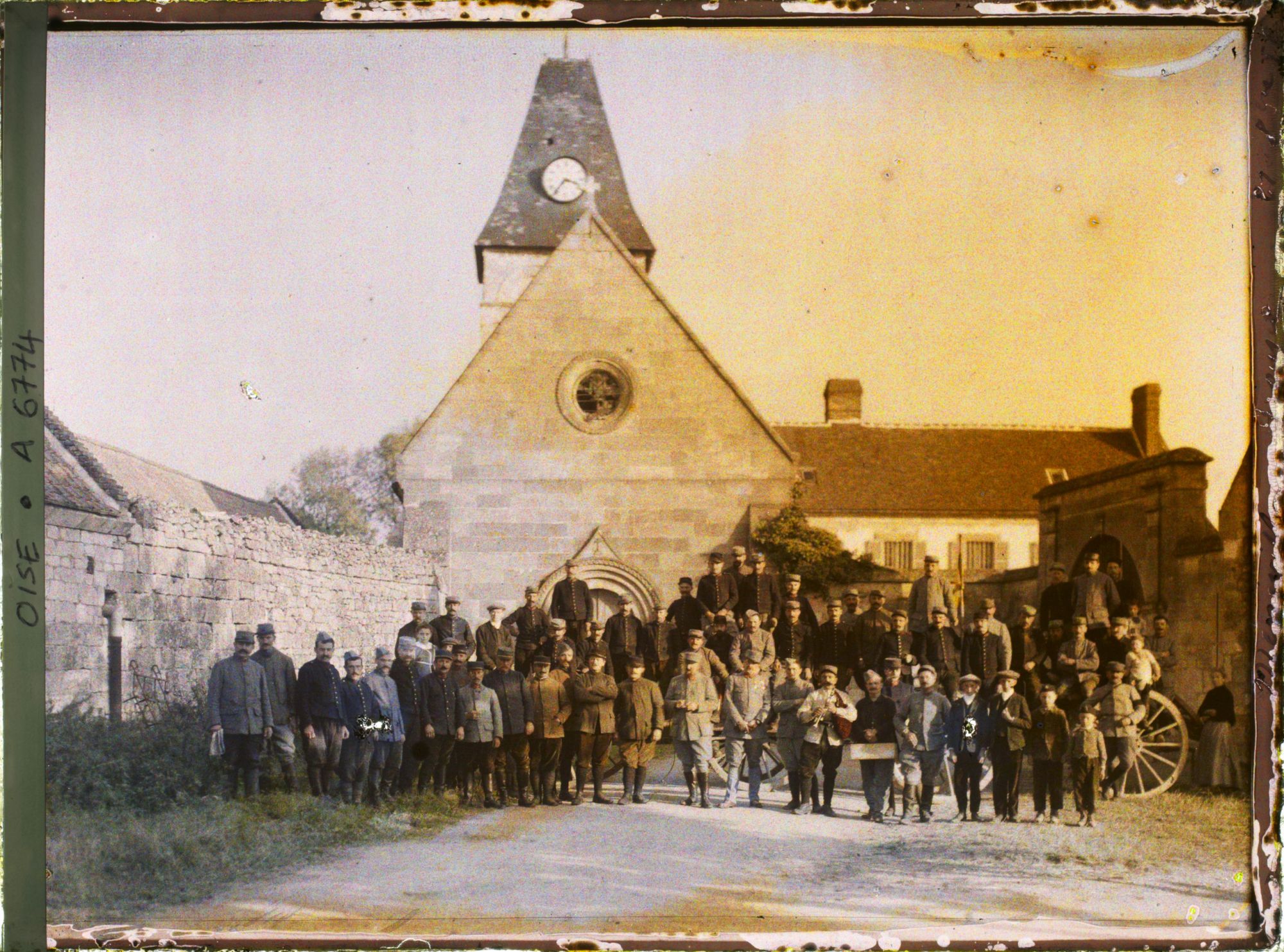 Image représentant Groupe de soldats et villageois