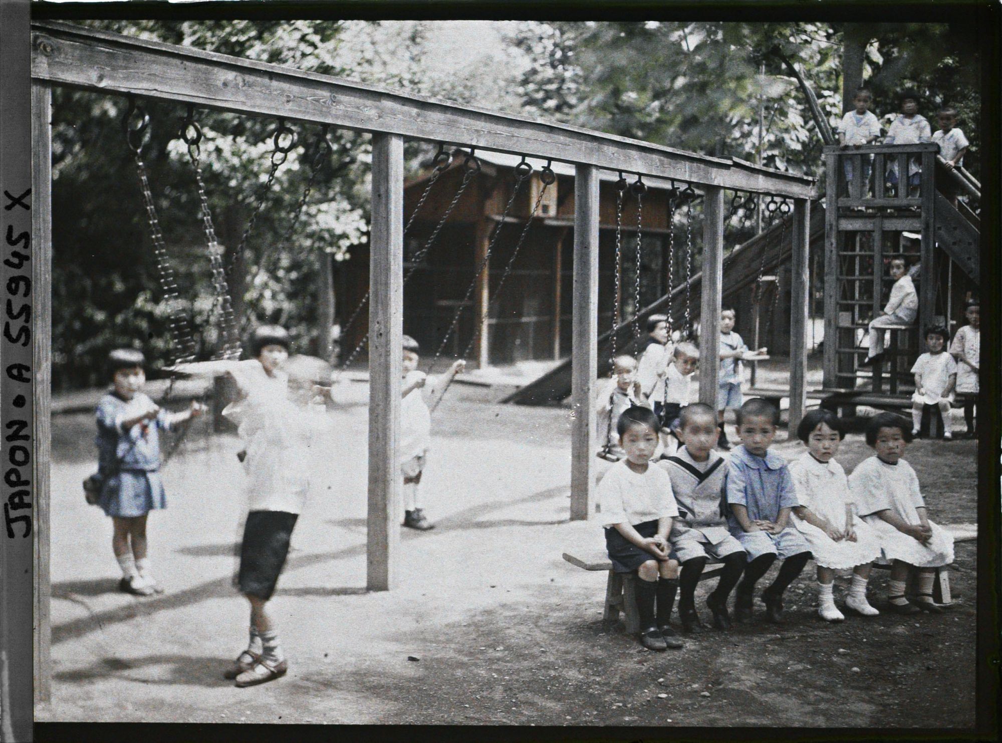 Image représentant Ecole d'Aoyama, enfants et balançoires