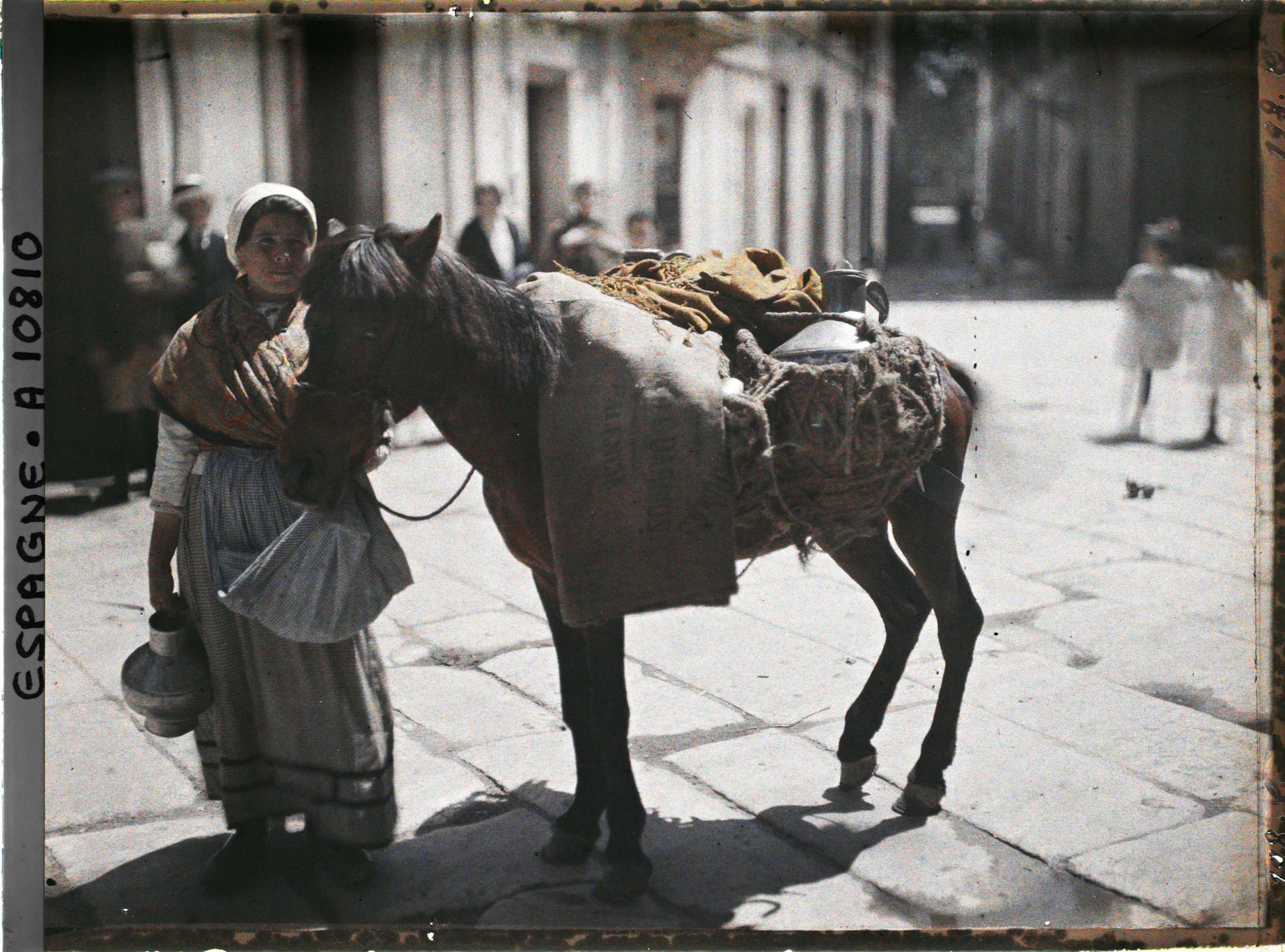Image représentant Espagne, La Corogne, Un petit cheval avec une paysanne (Jarros de Loche)