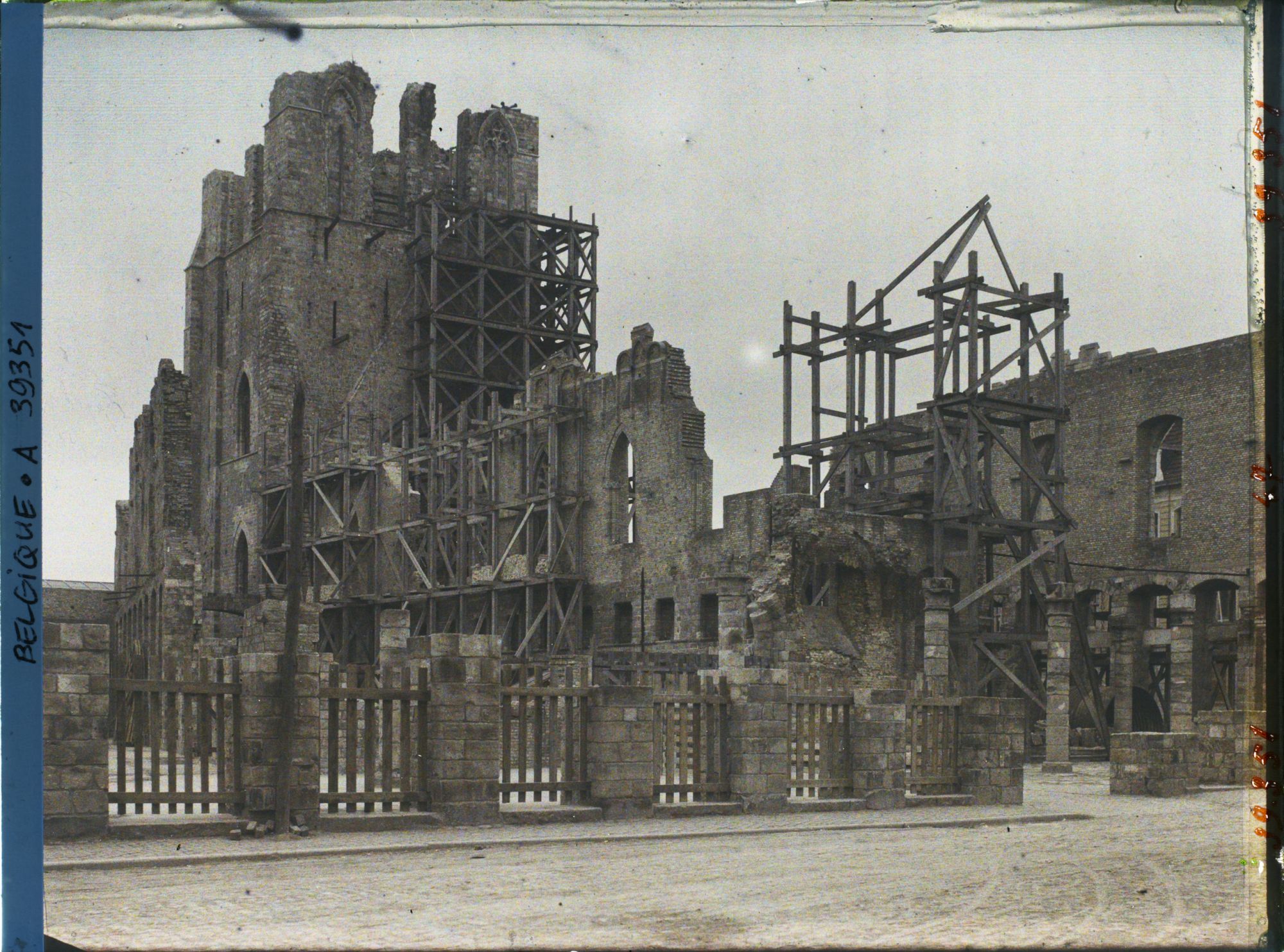 Image représentant Belgique, Ypres, Ruines des Halles (Sud Est)