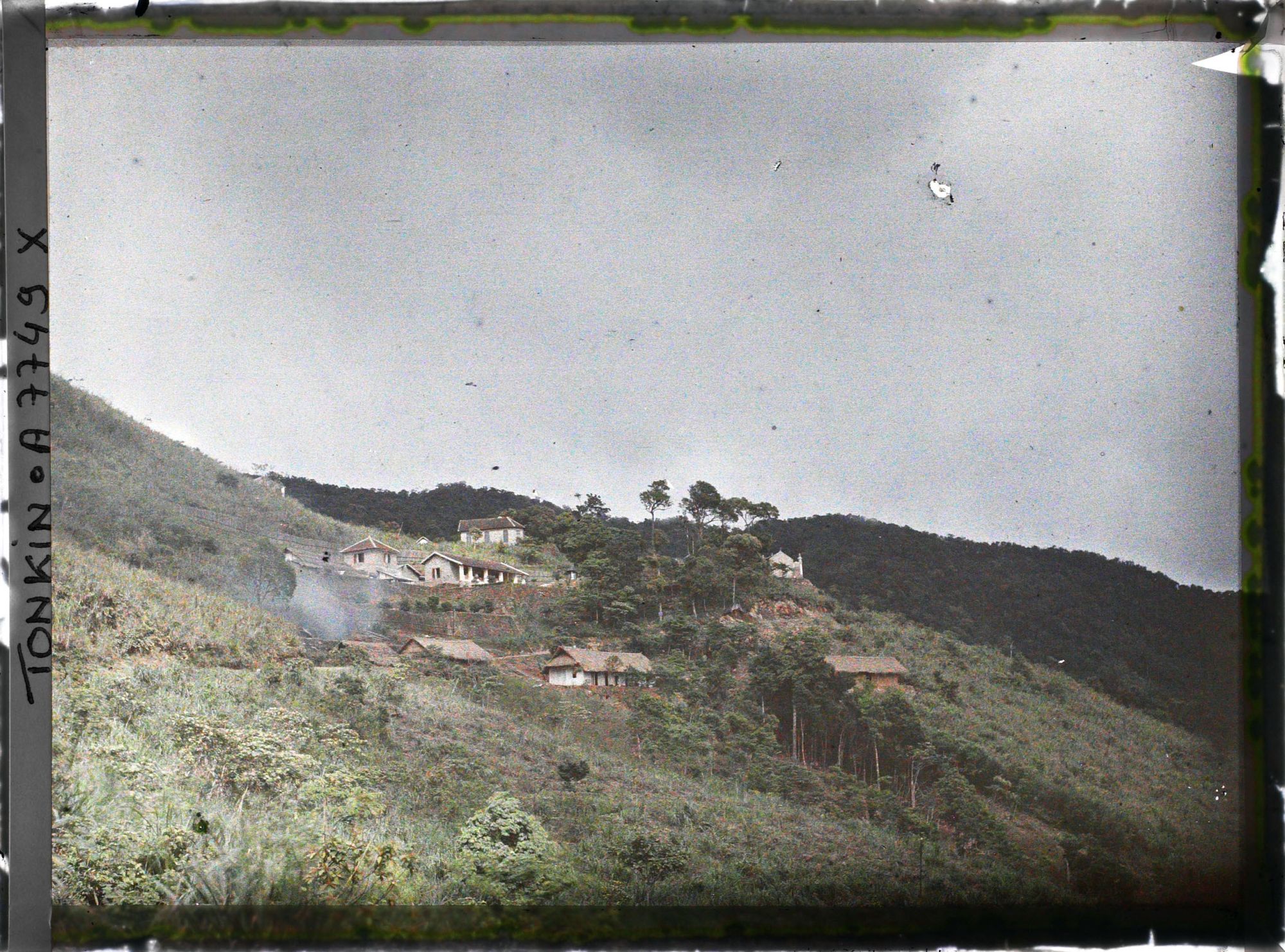 Image représentant La station d'altitude Ngan-toan (" Cascade d'argent ") du massif du Tam-dao (" Trois Sommets ")