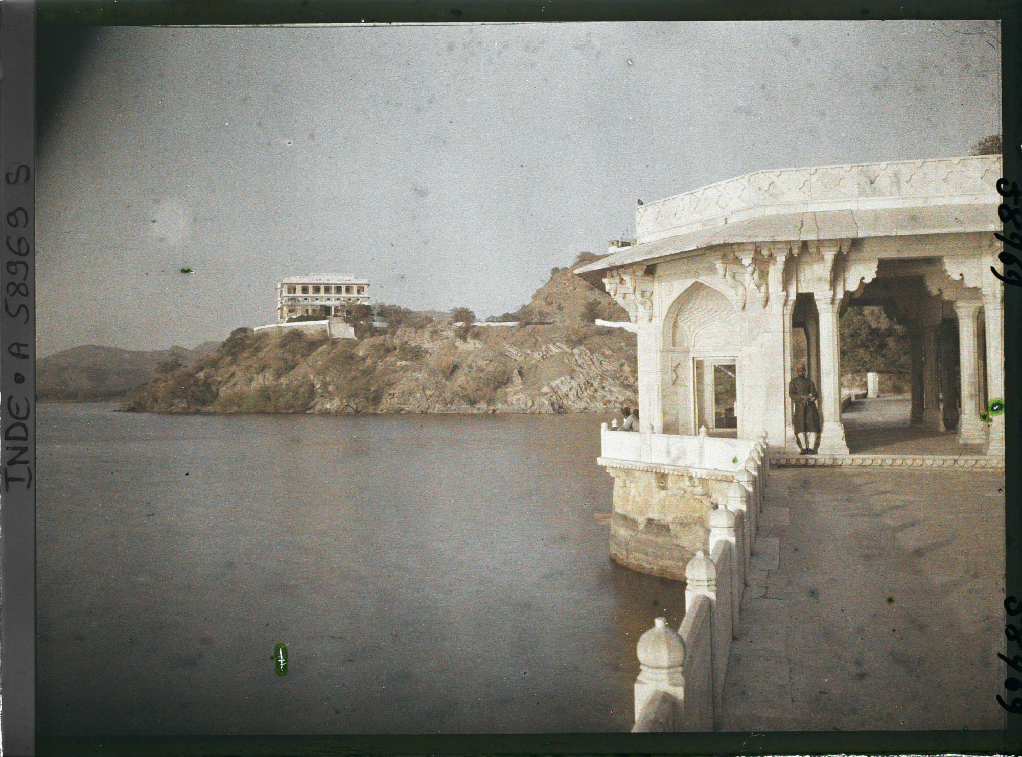 Image représentant Un des pavillons de marbre sur les rives du lac Anasagar