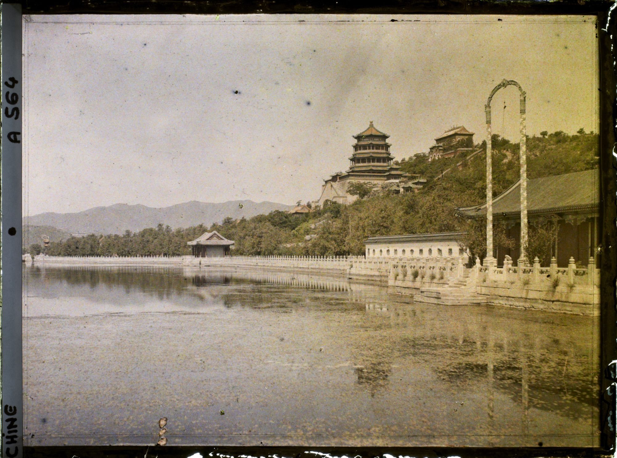 Image représentant Le palais d'Été Yiheyuan ("  jardin de la Concorde Entretenue  "), vue sur le lac