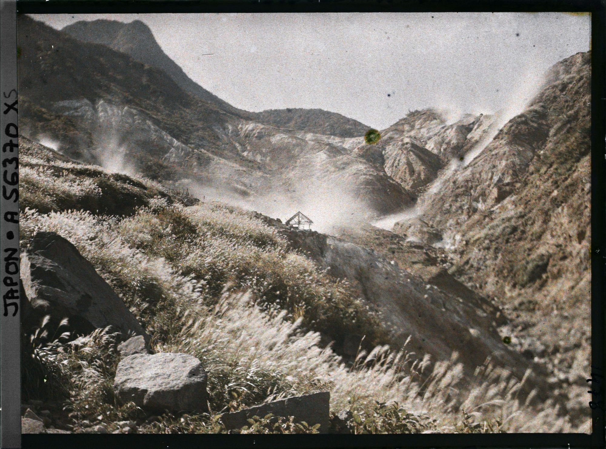 Image représentant null Solfatares de la vallée d'Owakudani ("Vallée des Grandes Eaux Chaudes") ou Ojigoku ("Grand Enfer")