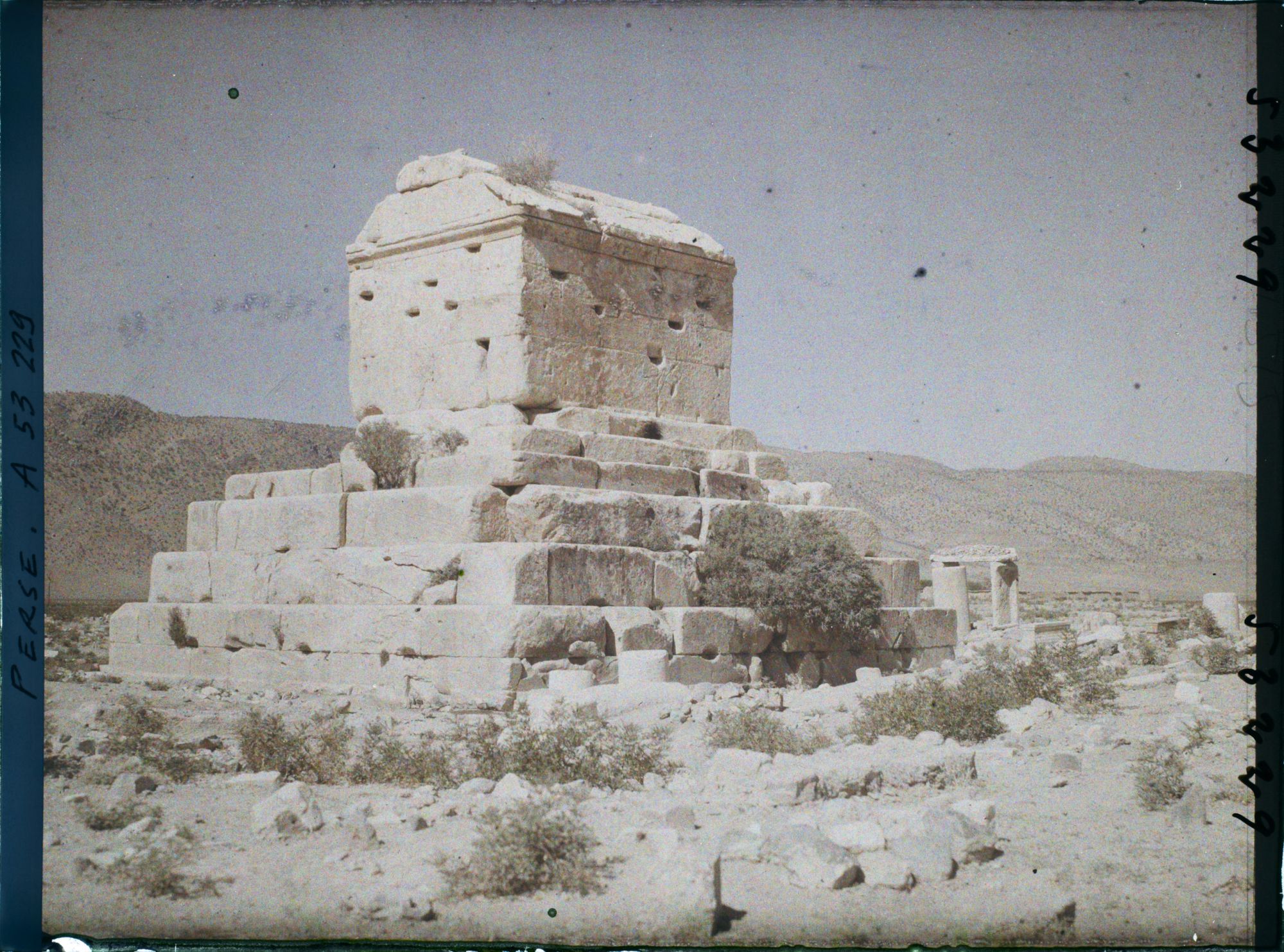 Image représentant Le tombeau de Cyrus II (vers 530 avant JC.)