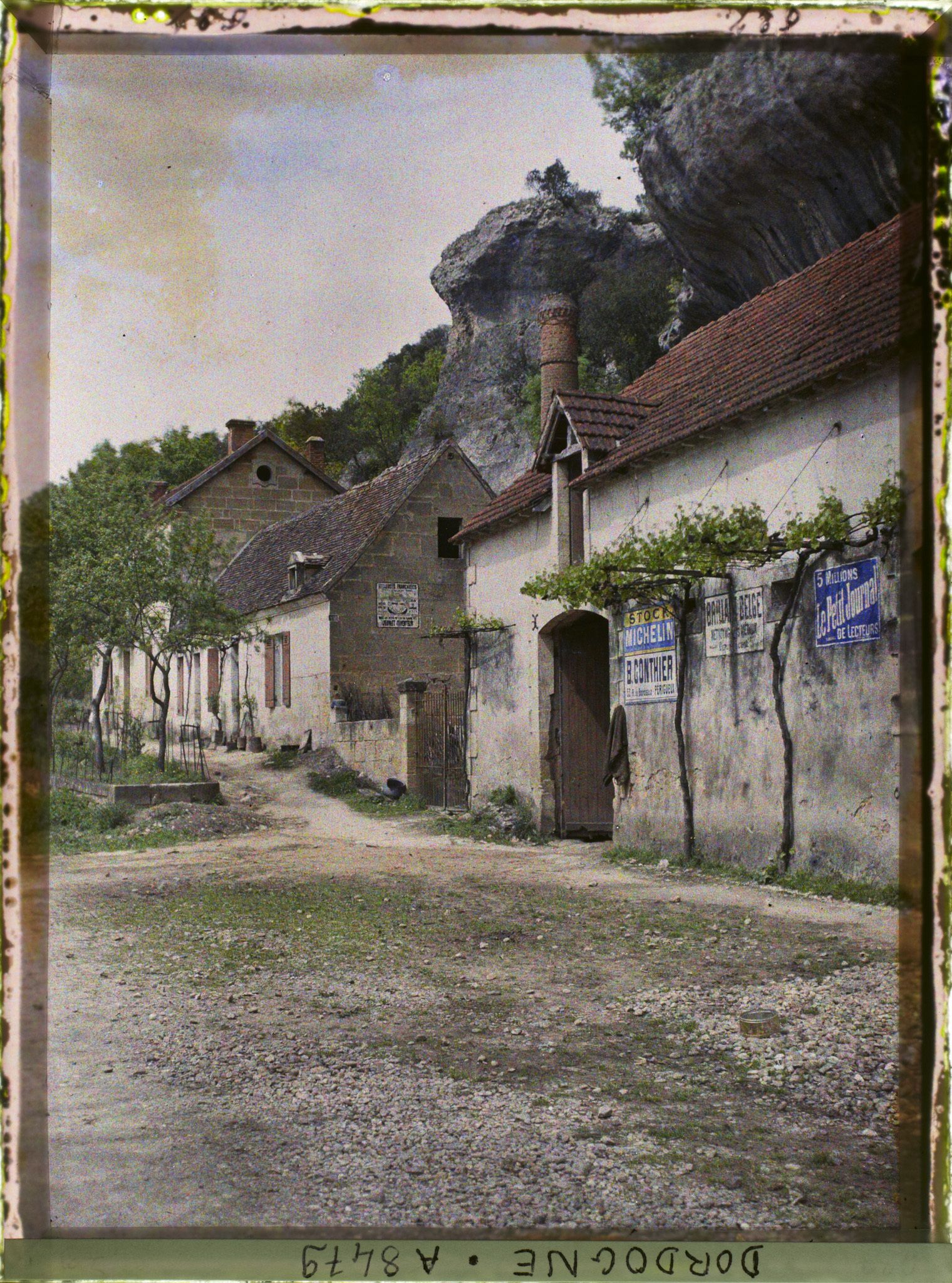 Image représentant France, Les Eyzies, Derrière l'hôtel l'abri sous roche de Cro-Magnon