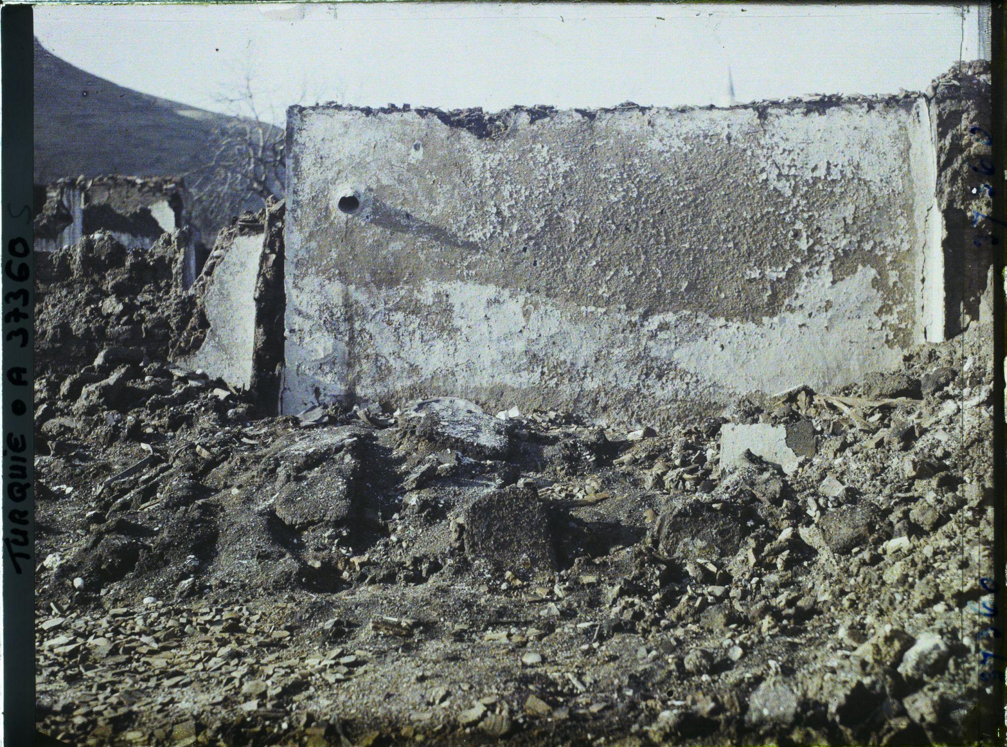 Image représentant Turquie, Magnesie, Lieu où est enterrée une famille de 5 personnes tuées par les Grecs au moyen de bombes placées sur leur tête le 7 ou le 8 septre 1922