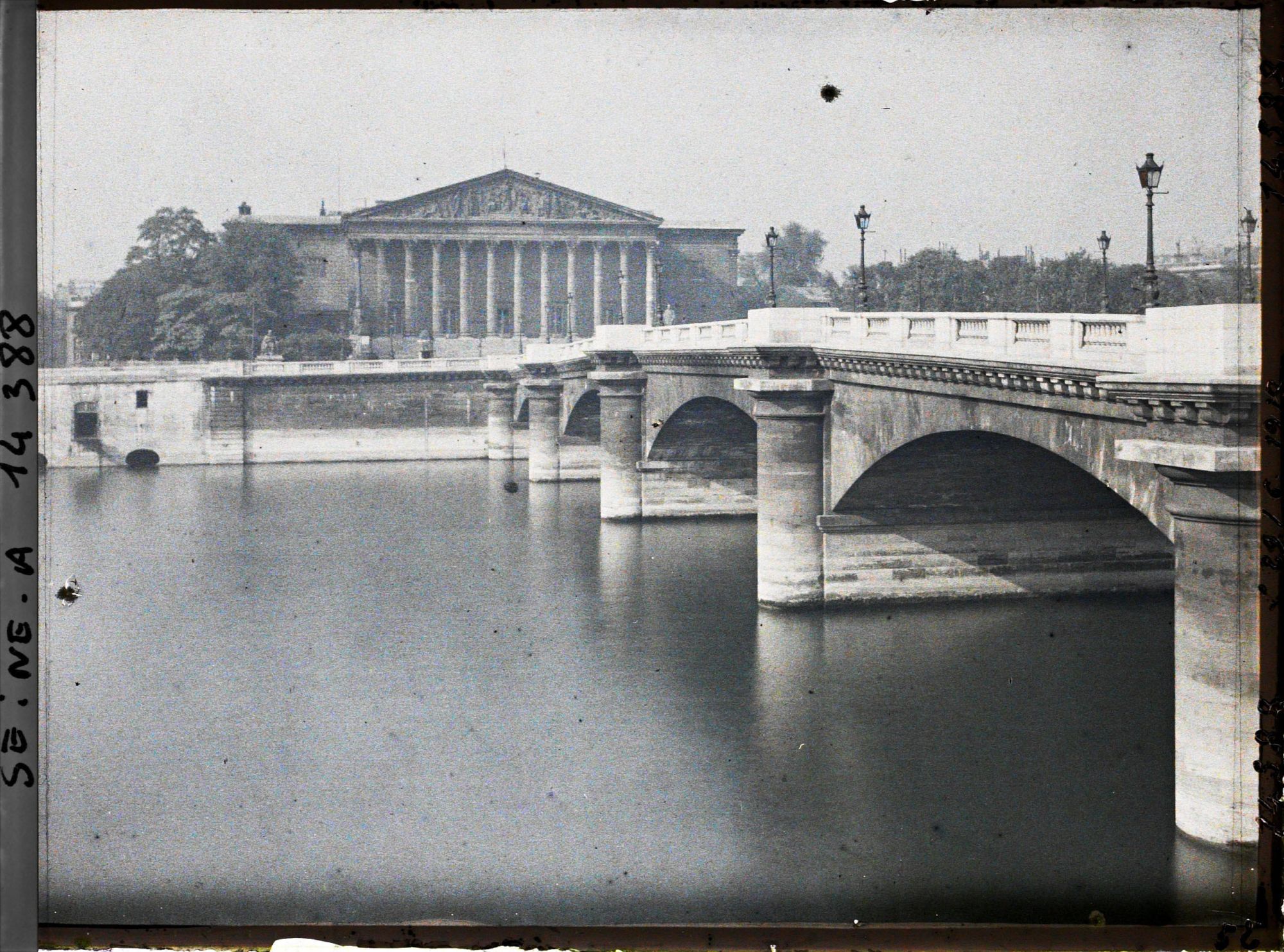 Image représentant Le pont de la Concorde et l'Assemblée nationale