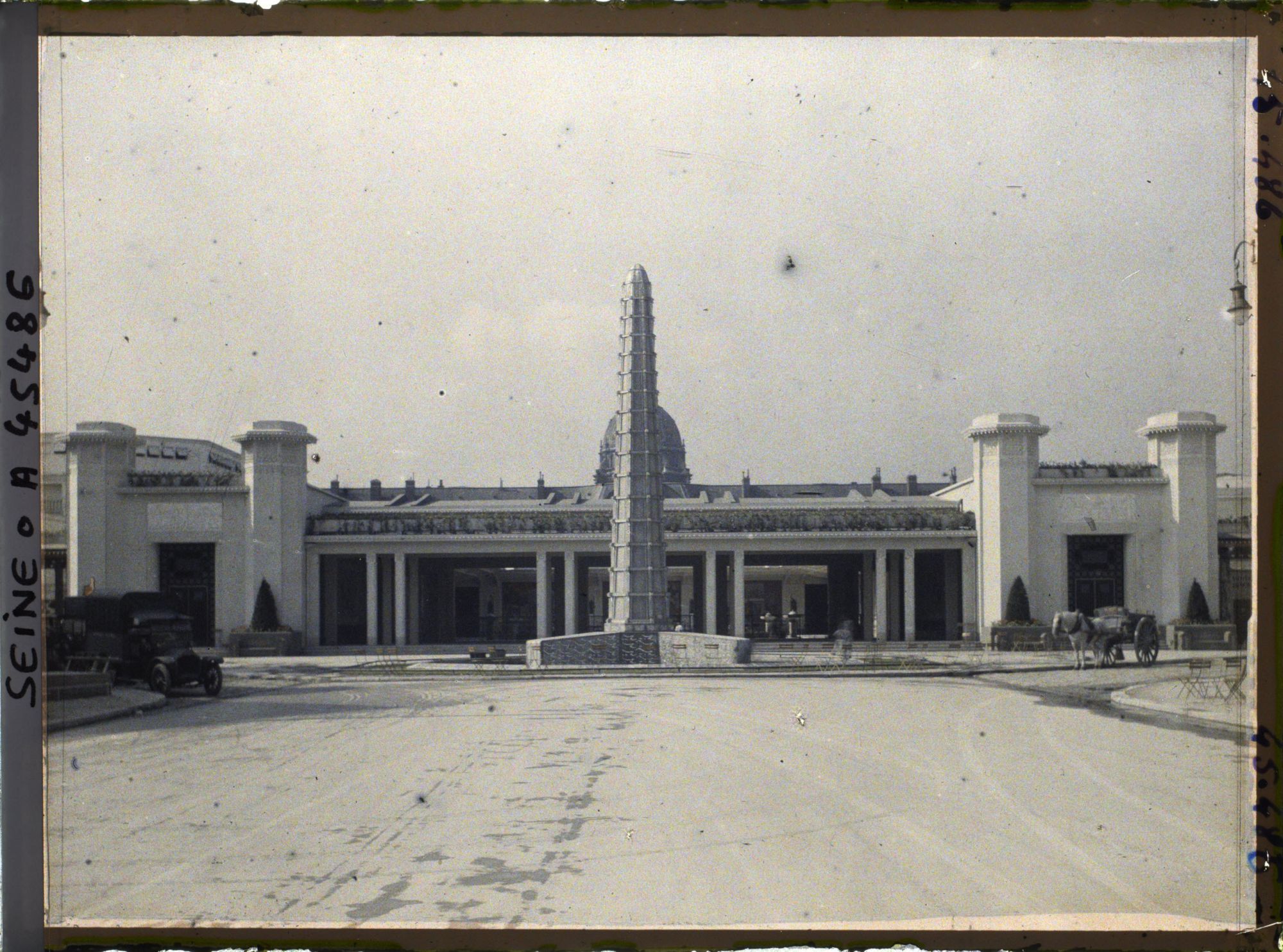 Image représentant L'Exposition des arts décoratifs, fontaine Lalique devant le péristyle de la cour des Métiers