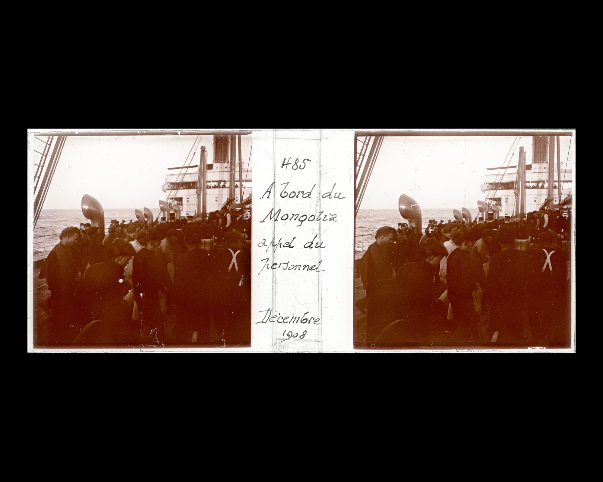 Image représentant Les membres de l'équipage et du personnel rassemblés sur le pont avant