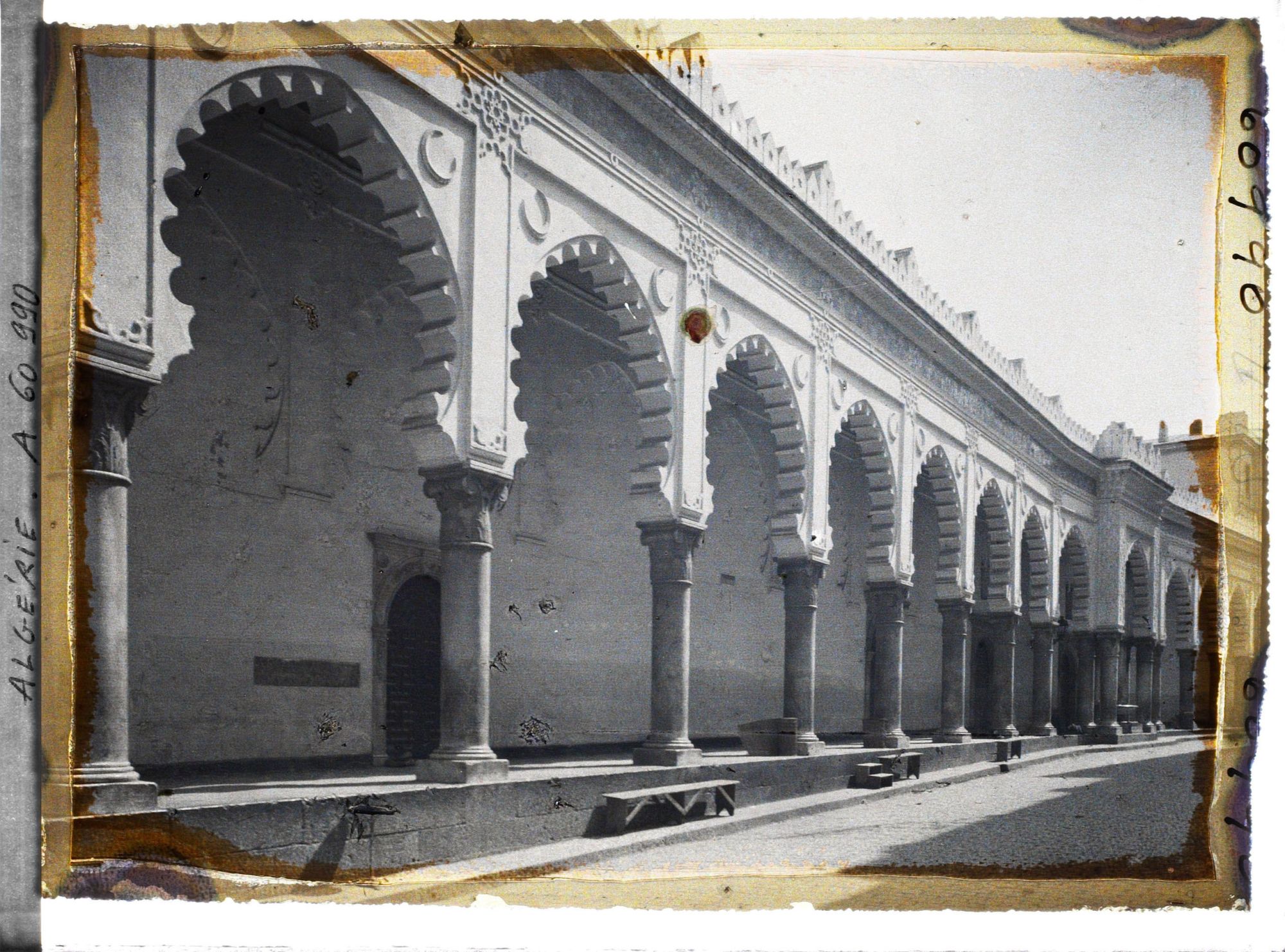 Image représentant La galerie à arcades de la façade de la Grande Mosquée, rue de la Marine
