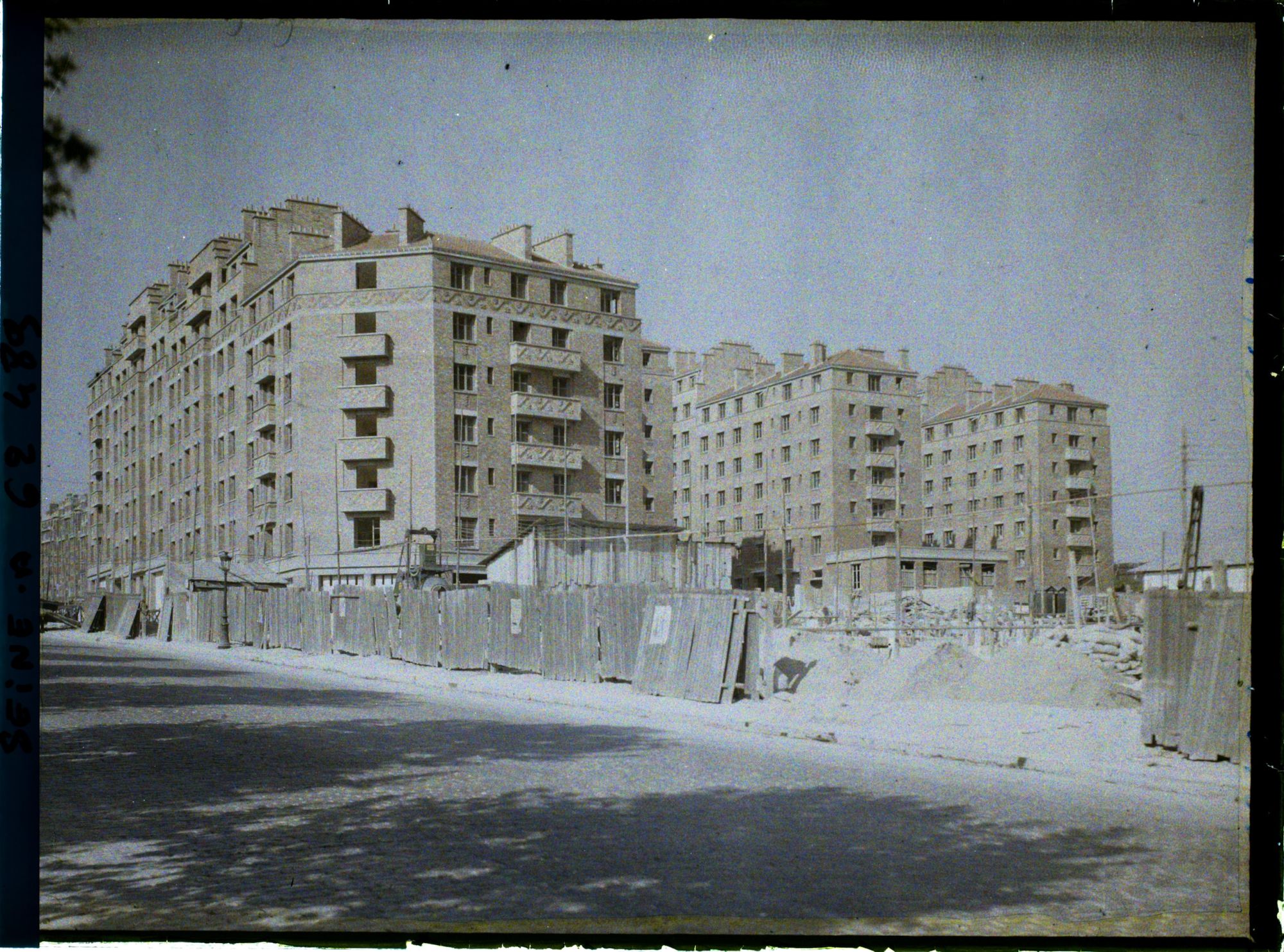 Image représentant Construction d'habitations à bon marché (HBM) sur la zone de fortifications à la porte de Bagnolet, (angle boulevard Mortier et rue Victor Dejeante)