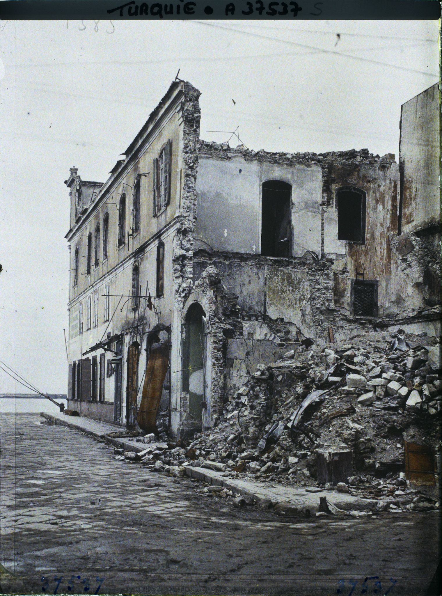 Image représentant Turquie, Smyrne, Angle des Rues Parallèle et Tezkéredji